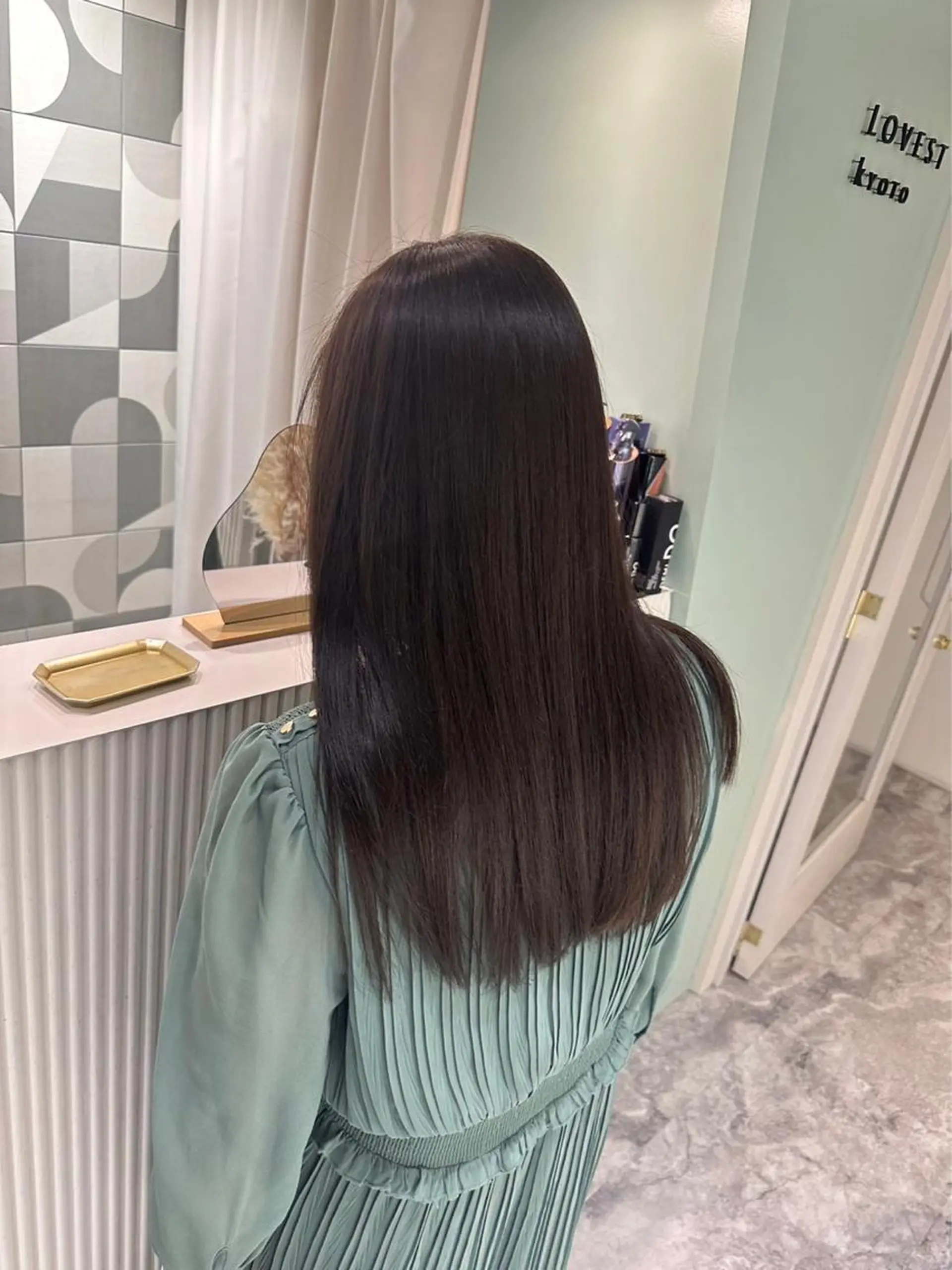 ロング カラー グレージュ 髪質改善 ロング LOVESTOIKE 井上つぐみ/透明感のヘアスタイル