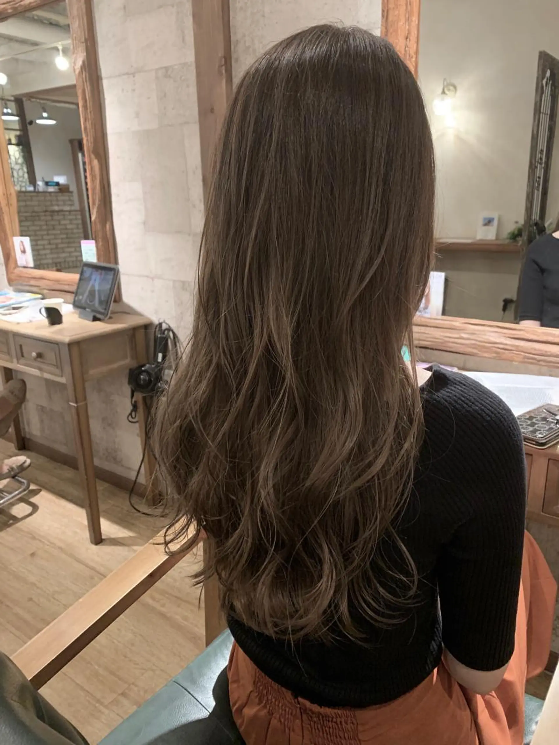 ロング カラー アッシュ ベージュカラー ブリーチ ミルクティーベージュ ミルクティーアッシュ 田村和範/似合わせ カラー/髪質改善のヘアスタイル