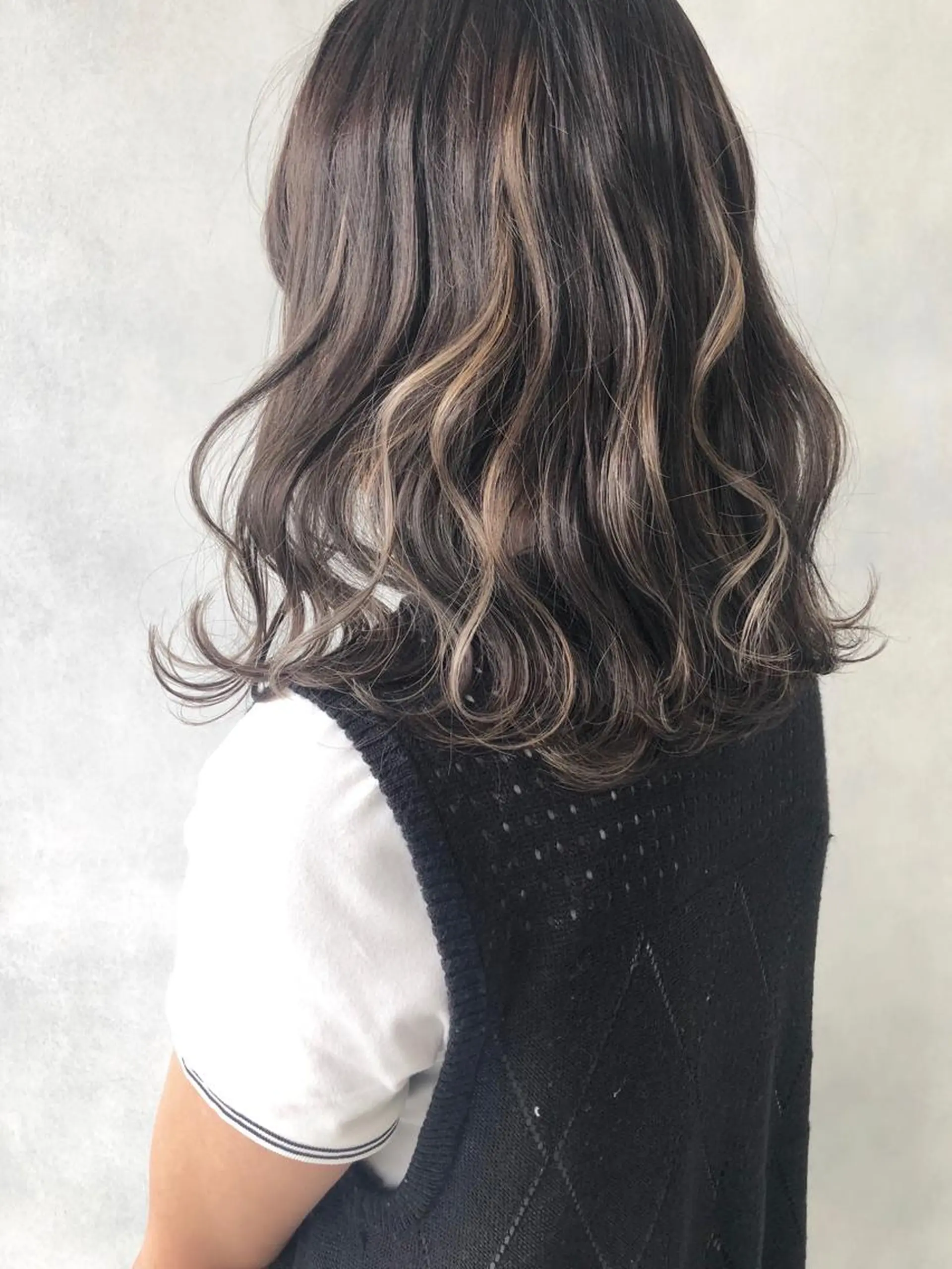 ミディアム 外国人風カラー ハイライト ヘアカラー トリートメント 小澤大輔 YOLO hairのヘアスタイル