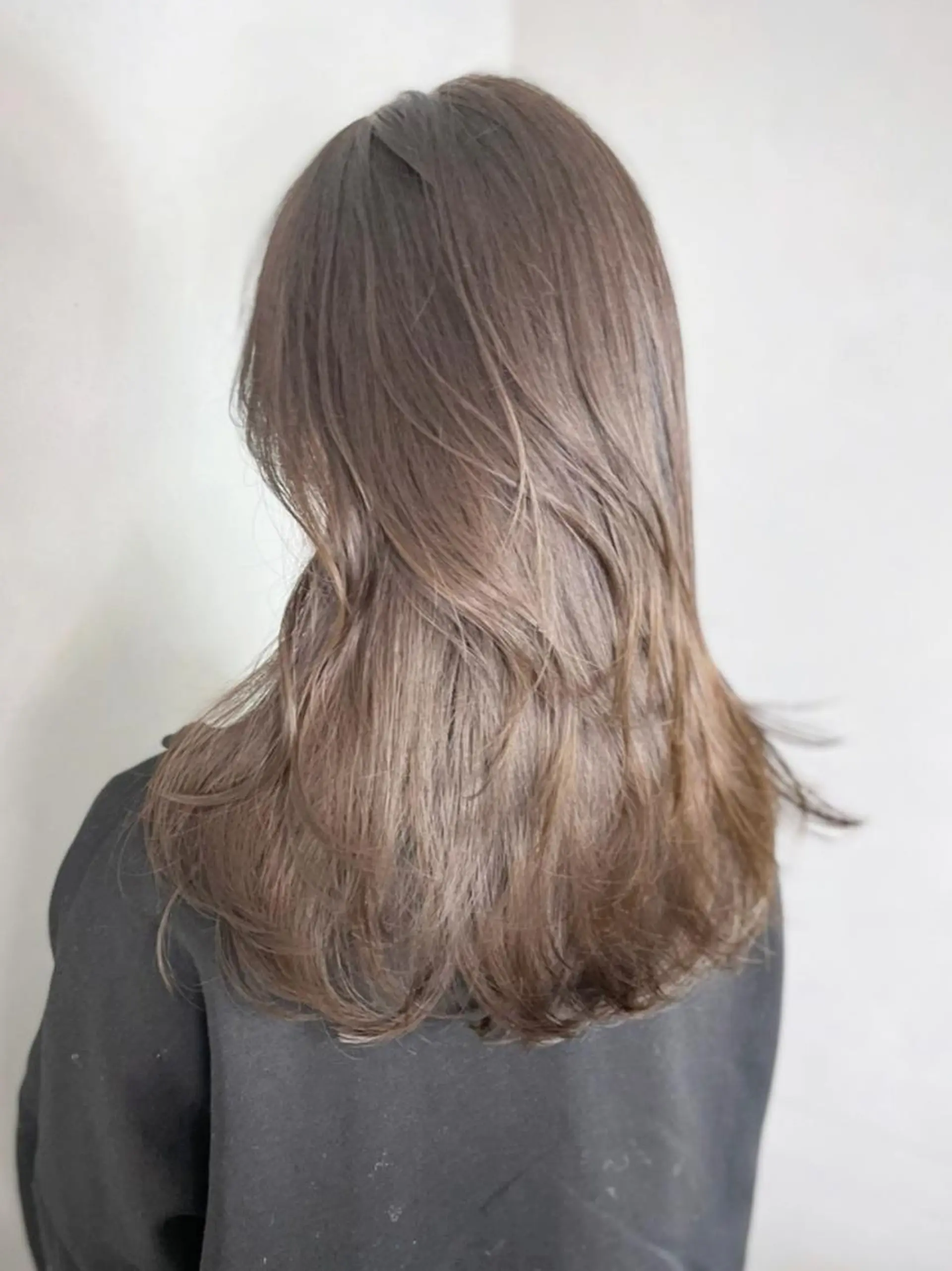 ミディアム カラー グレージュ レイヤーカット カット ヘアカラー トリートメント ITbyALBUM 藤沢店のヘアスタイル