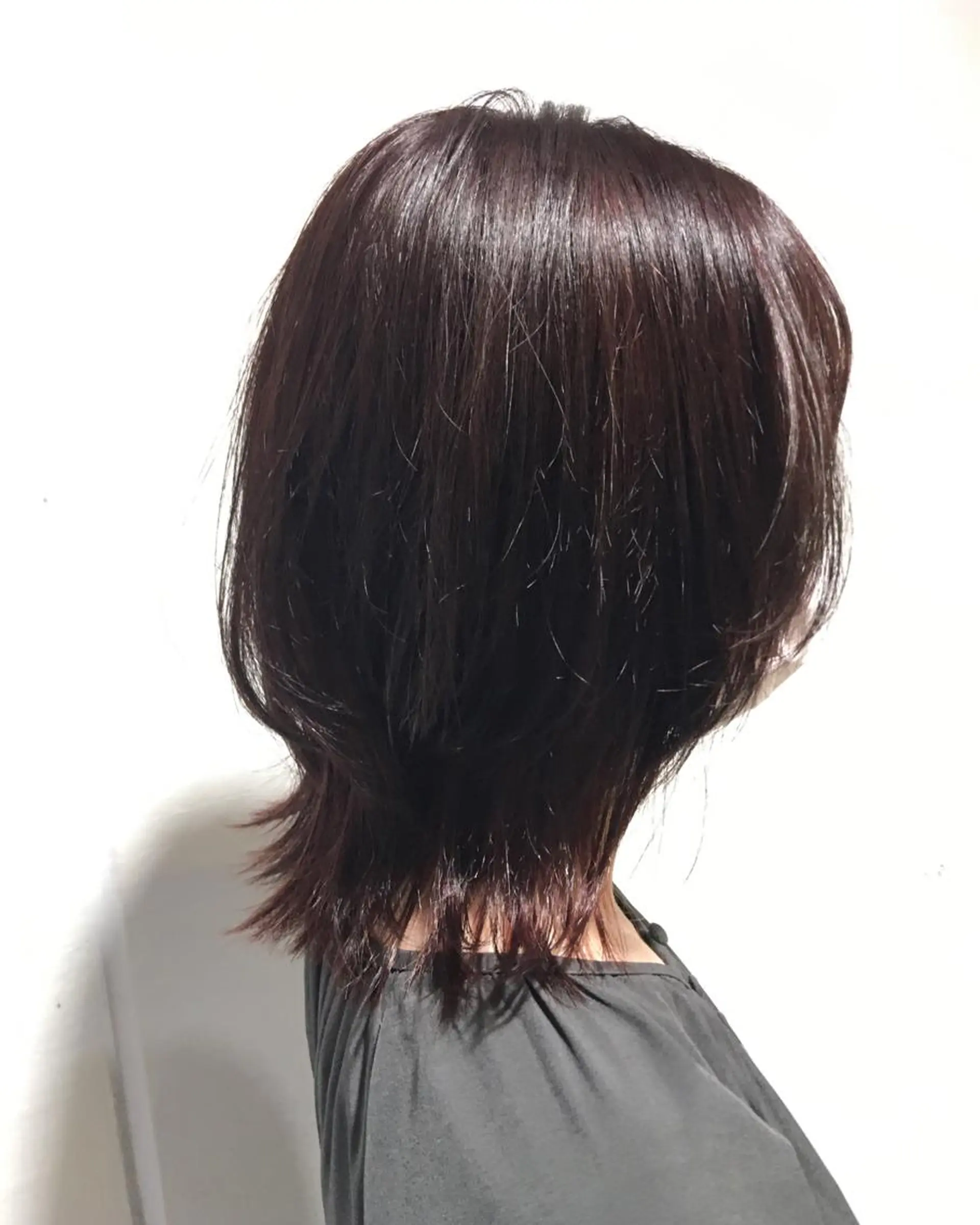 ミディアム カラー ブリーチ ブリーチなしカラー ウルフカット 藤倉 翔平のヘアスタイル