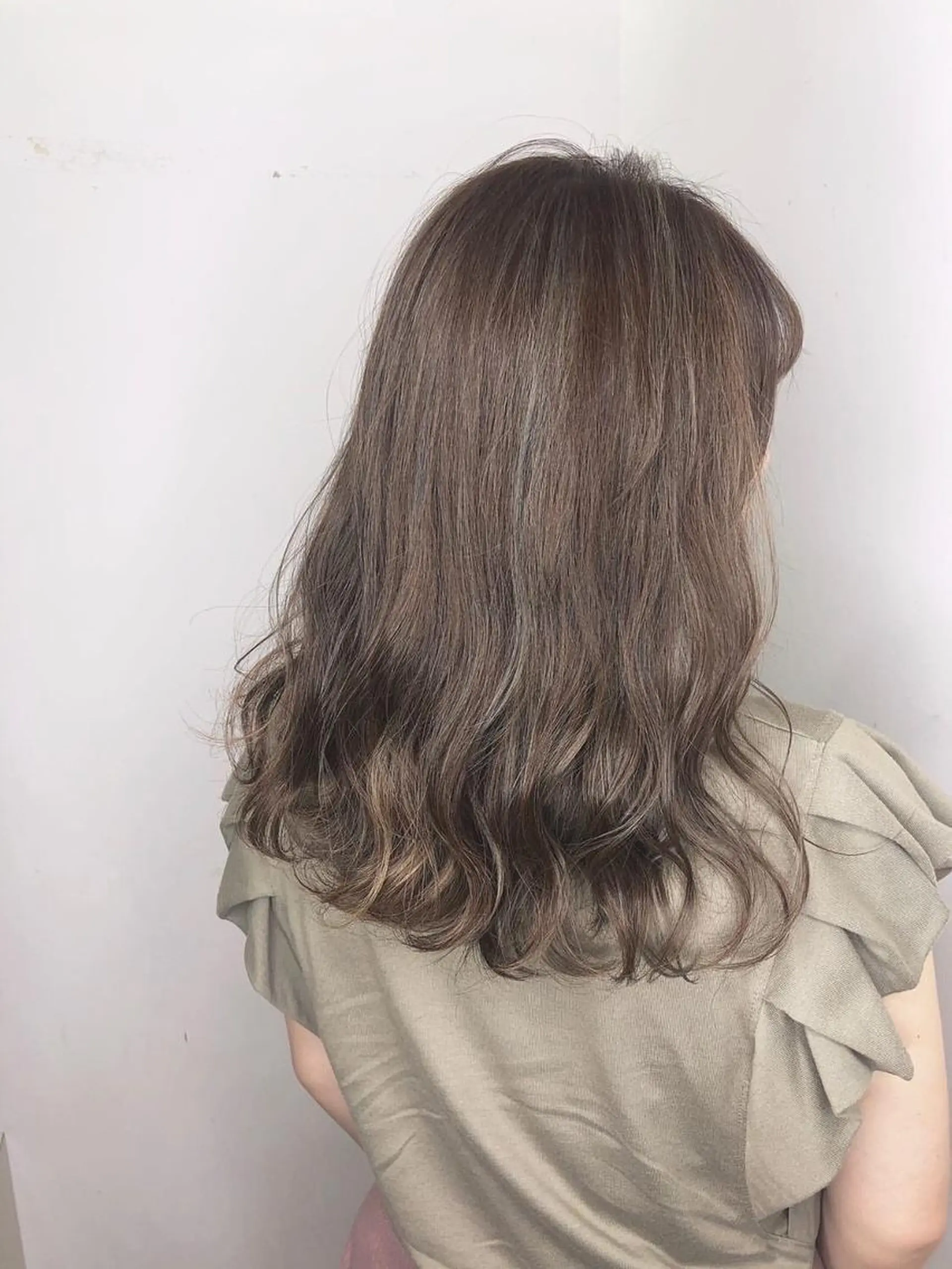 ミディアム カラー グレージュ カット パーマ カラーサロン ビスカリアのヘアスタイル