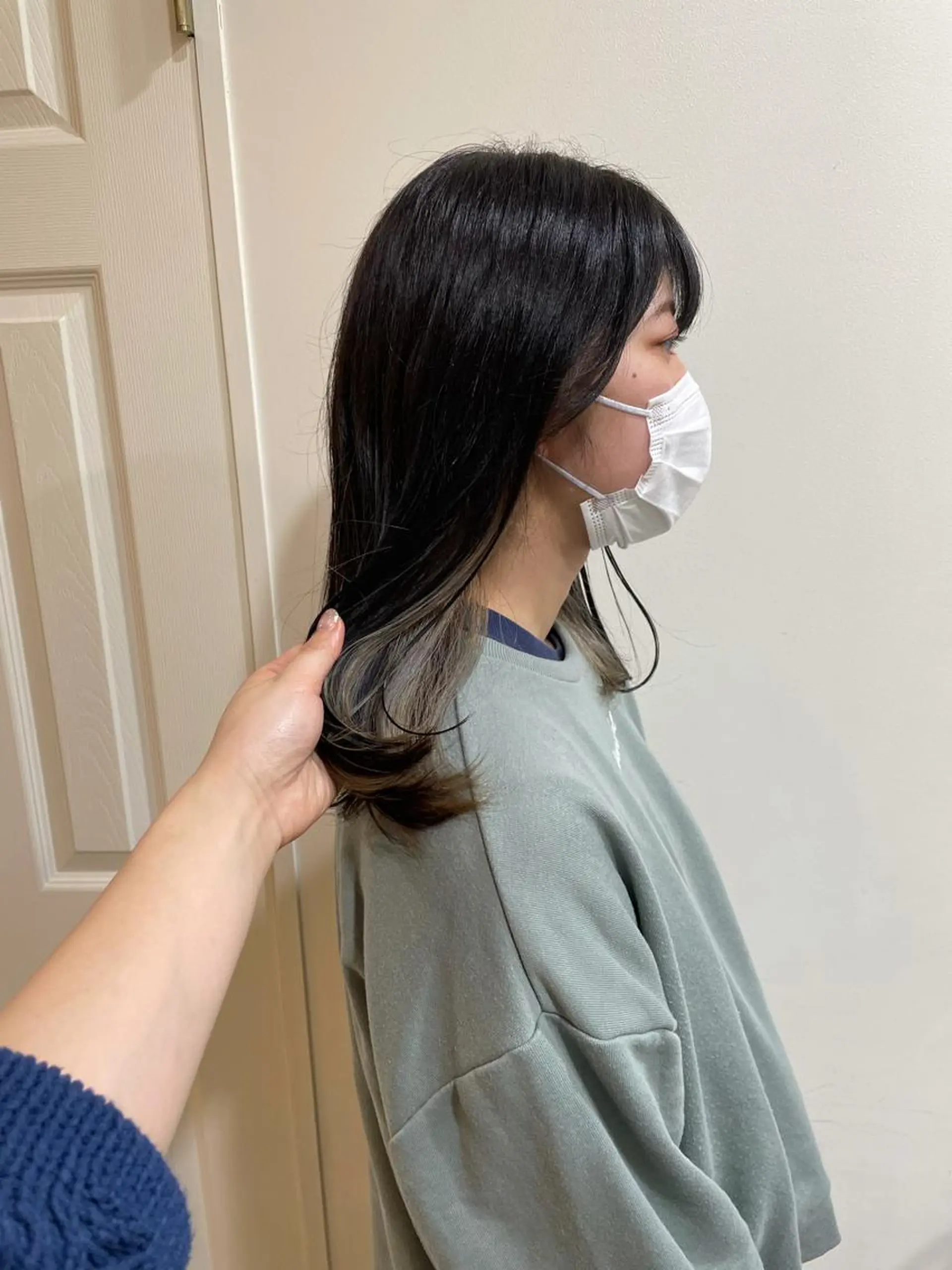 ミディアム カラー ブリーチ インナーカラー シルバー ヘアカラー トリートメント MIOベージュカラー 柔らかいカラーのヘアスタイル