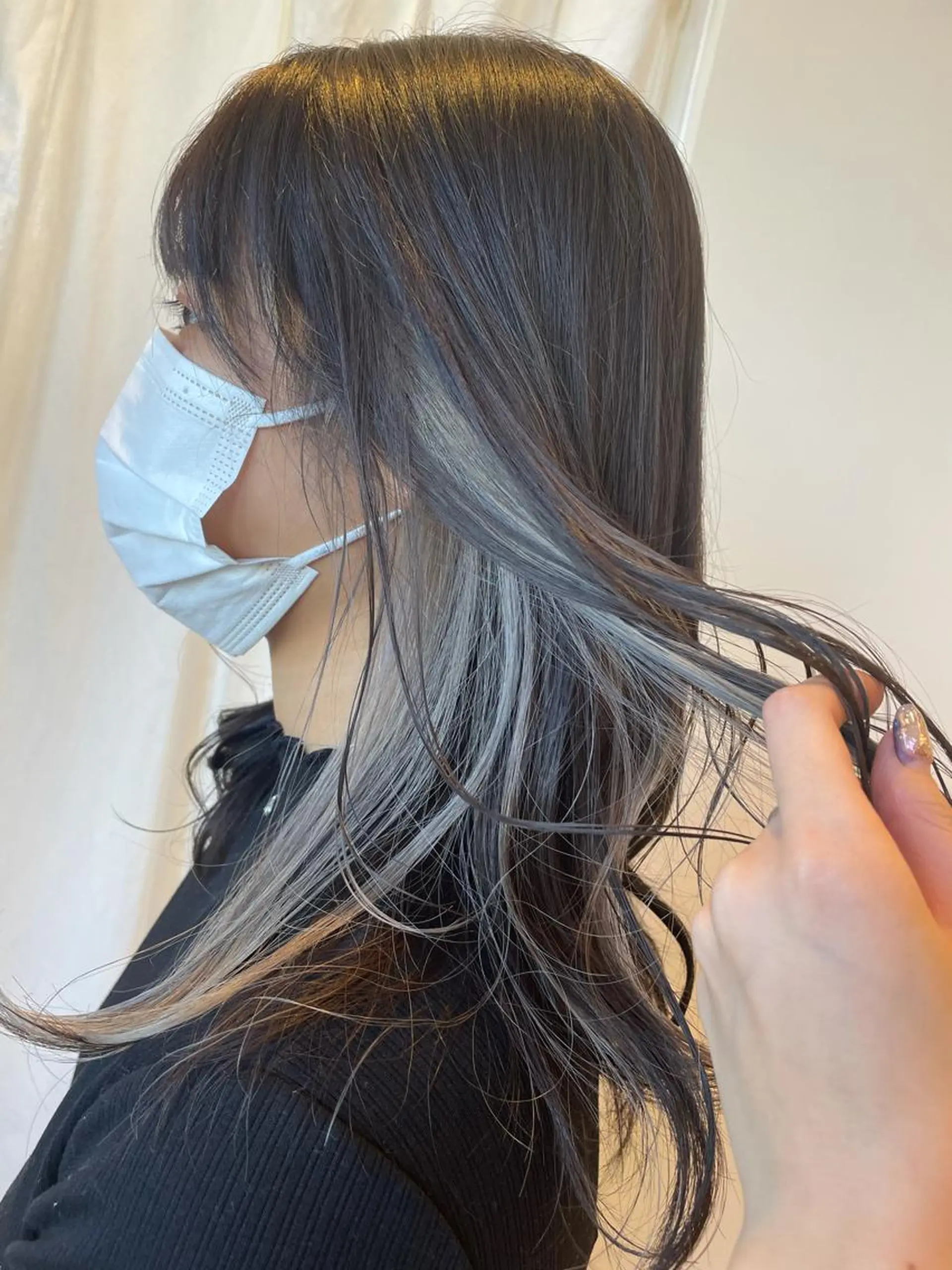 カラー アッシュ アッシュグレー シルバー 三村 桜生のヘアスタイル