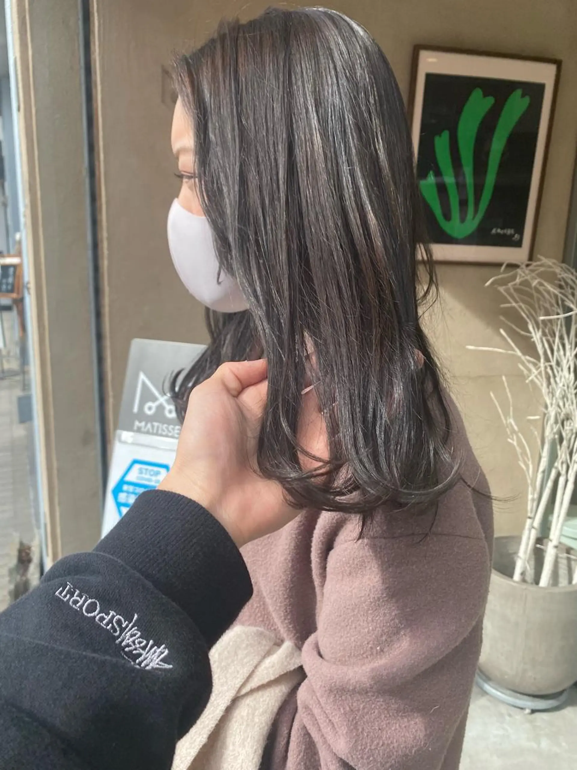 セミロング カラー ヘアアレンジ 韓国🇰🇷レイヤー カットオリーブカラーのヘアスタイル