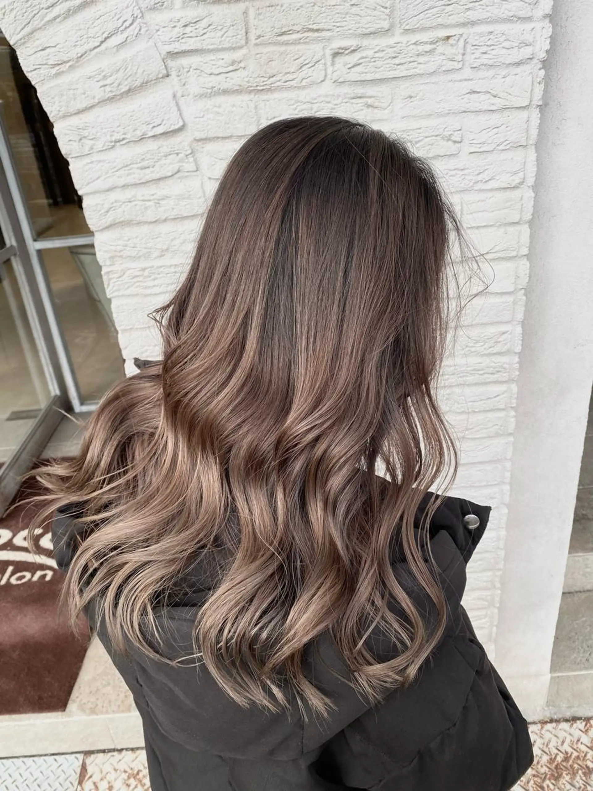 セミロング レイヤーカット バレイヤージュ 隅中秀弥のヘアスタイル