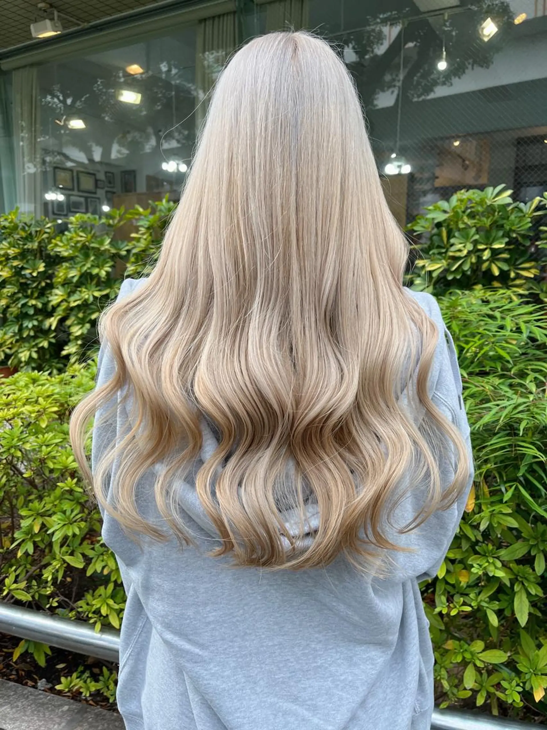 ロング カラー 編み込みエクステ シールエクステ バレイヤージュ ブリーチ ブロンド ヘアカラー トリートメント モモカ/ハイトーン /バレイヤージュのヘアスタイル