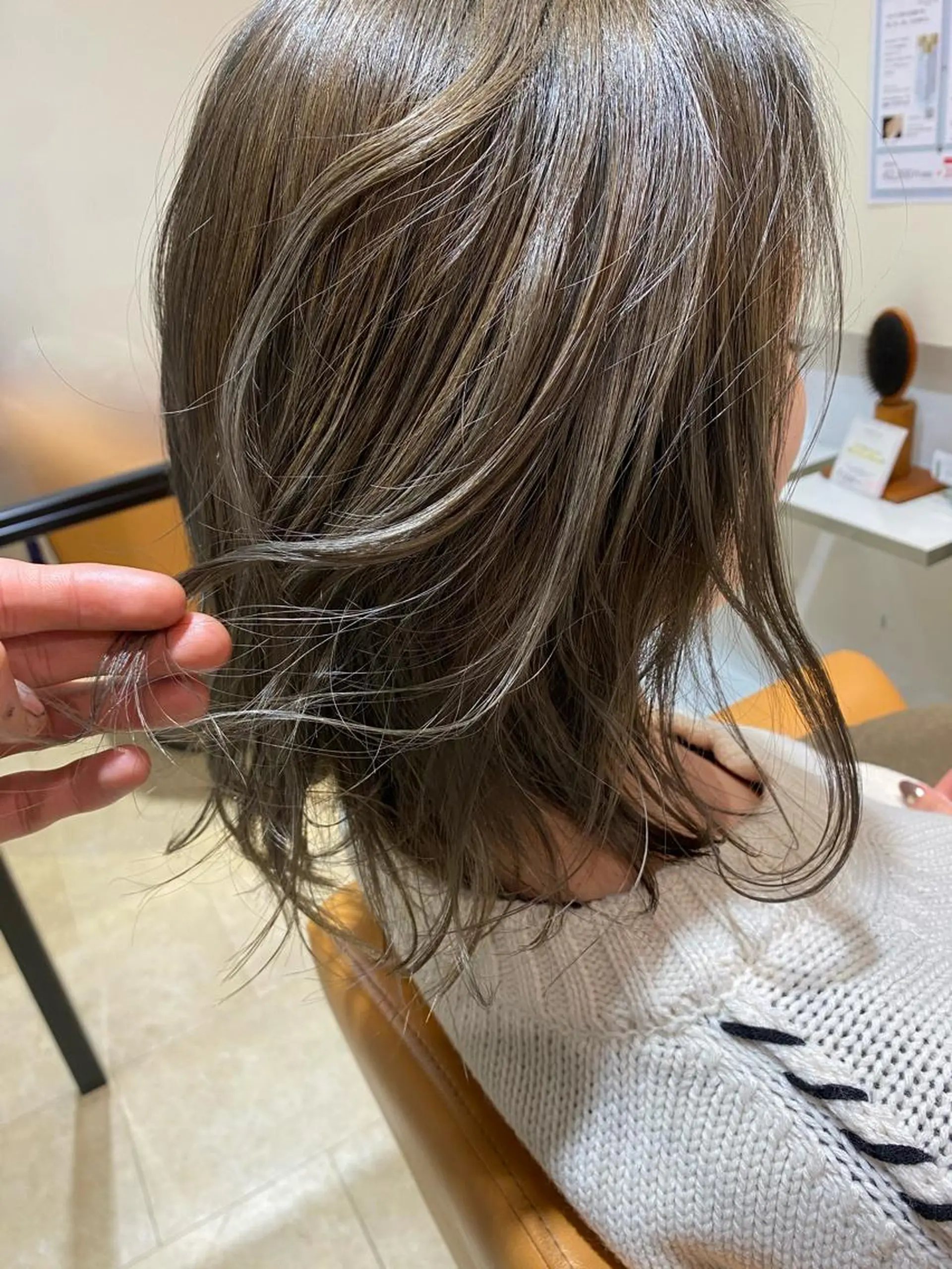 ミディアム カラー トリートメント 韓国🇰🇷レイヤー カットオリーブカラーのヘアスタイル