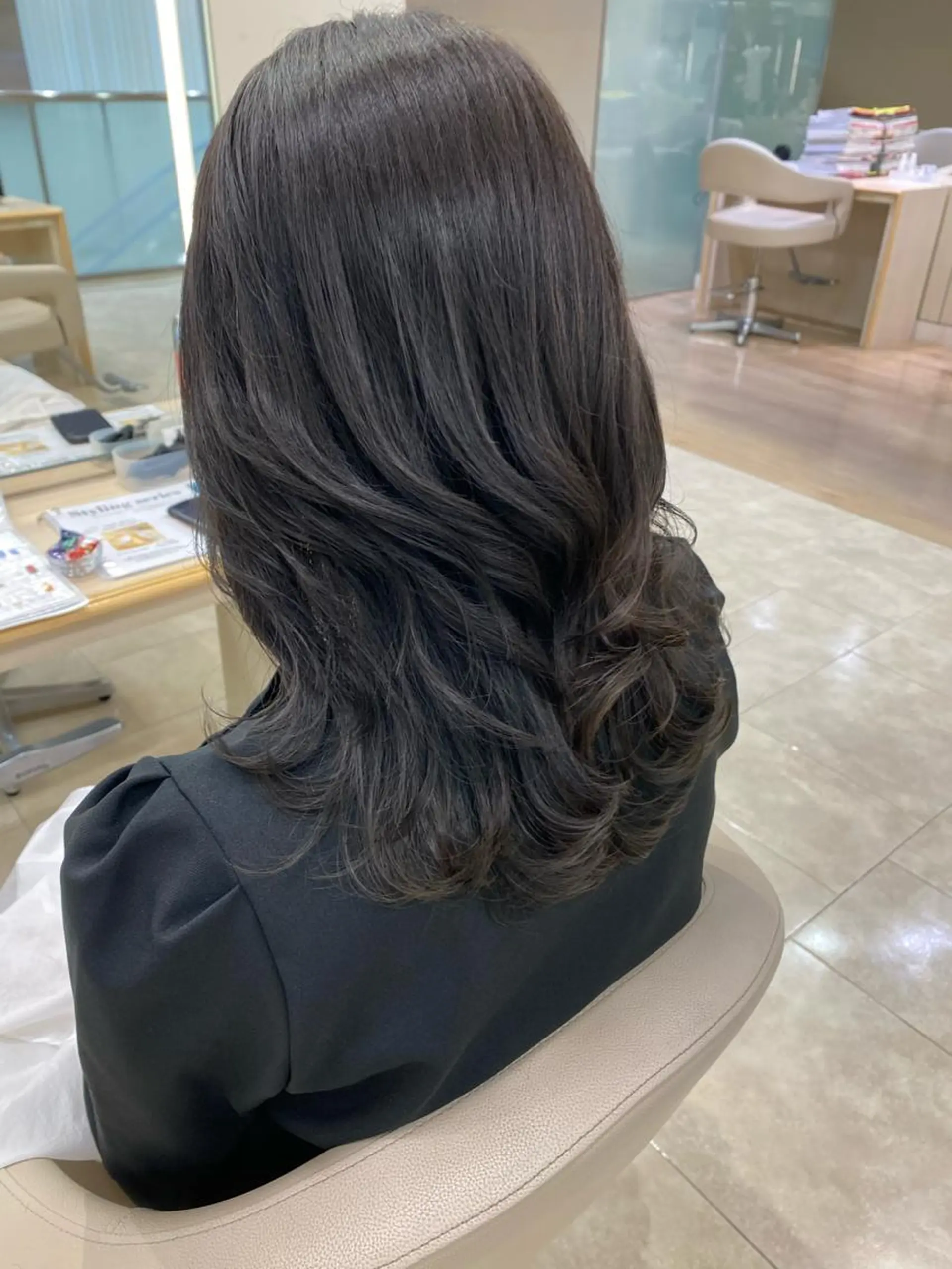 ミディアム カラー 黒髪 ブルーカラー ブルーブラック シルバー ヘアカラー トリートメント ヘッドスパ 高橋恵🌈生え癖改善 ウルフ/レイヤーのヘアスタイル