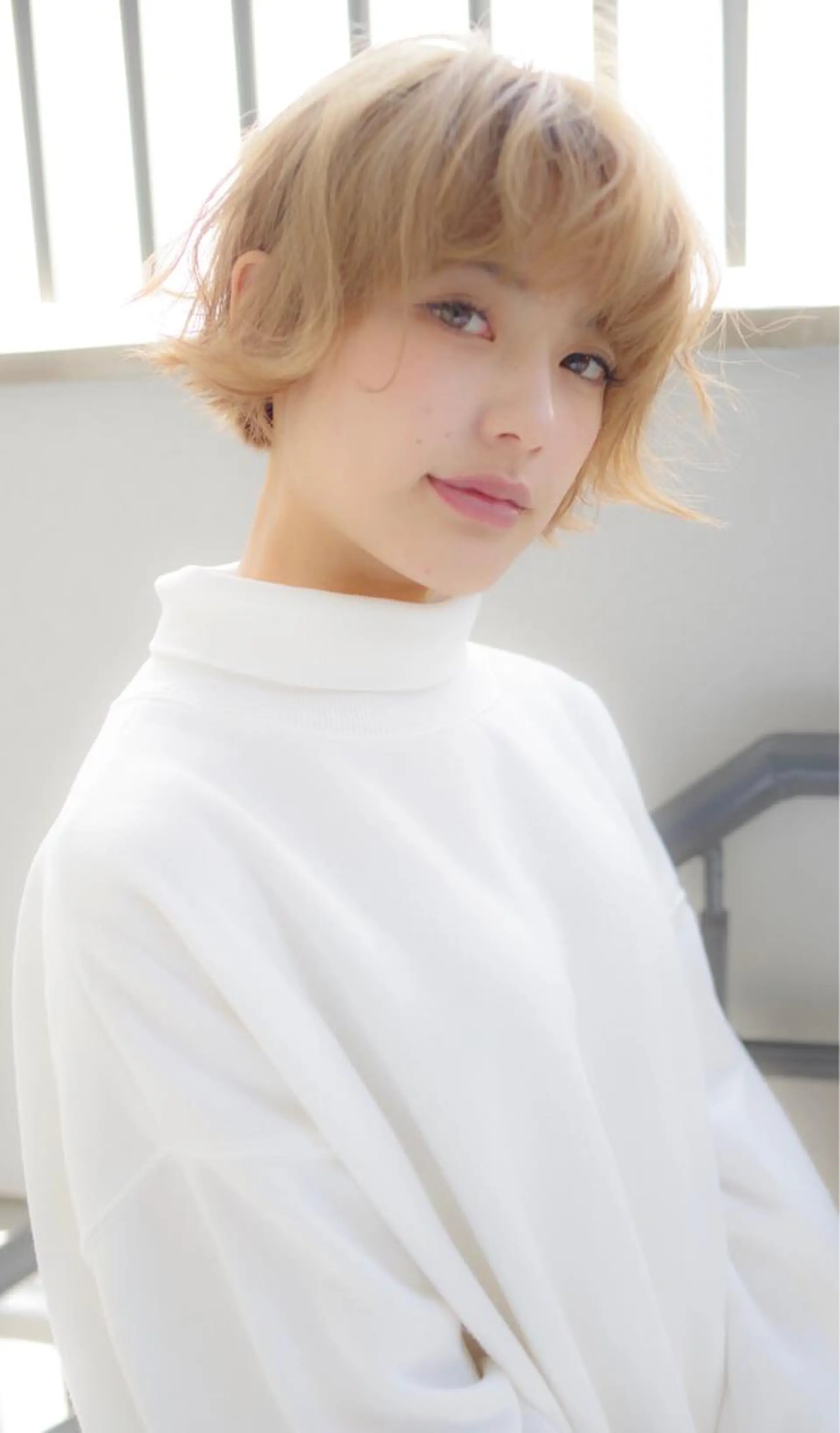 ショート ハイトーン/レイヤー /ケアブリーチ石川治のヘアスタイル