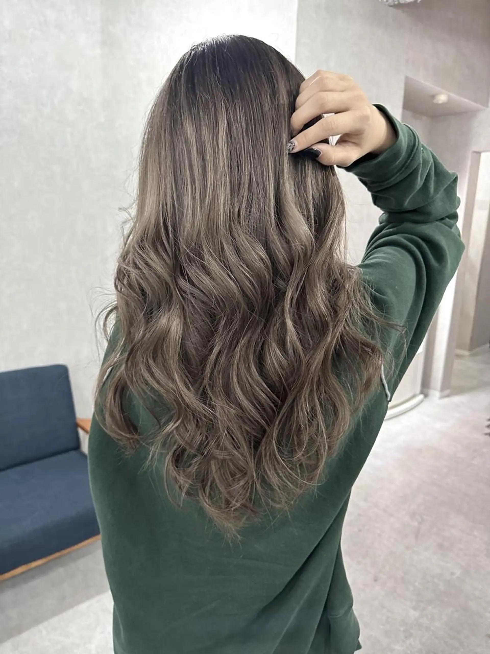 ロング カラー パーマ ヘアアレンジ シールエクステ アッシュ バレイヤージュ ベージュカラー ブリーチ ハイトーン カラーのヘアスタイル