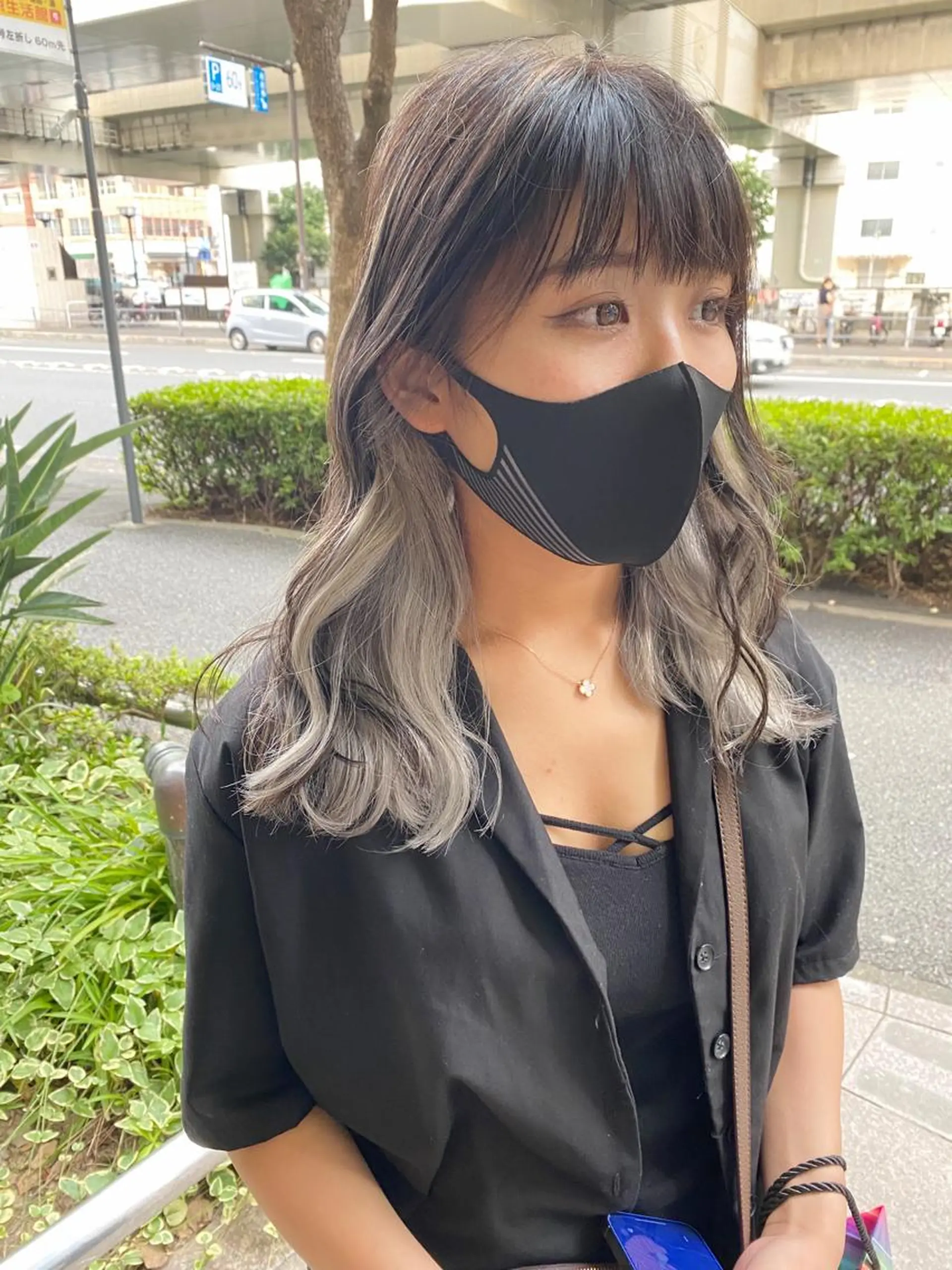 セミロング カラー バレイヤージュ ブリーチ ダブルカラー イヤリングカラー グラデーションカラー ヘアカラー モモカ/ハイトーン /バレイヤージュのヘアスタイル