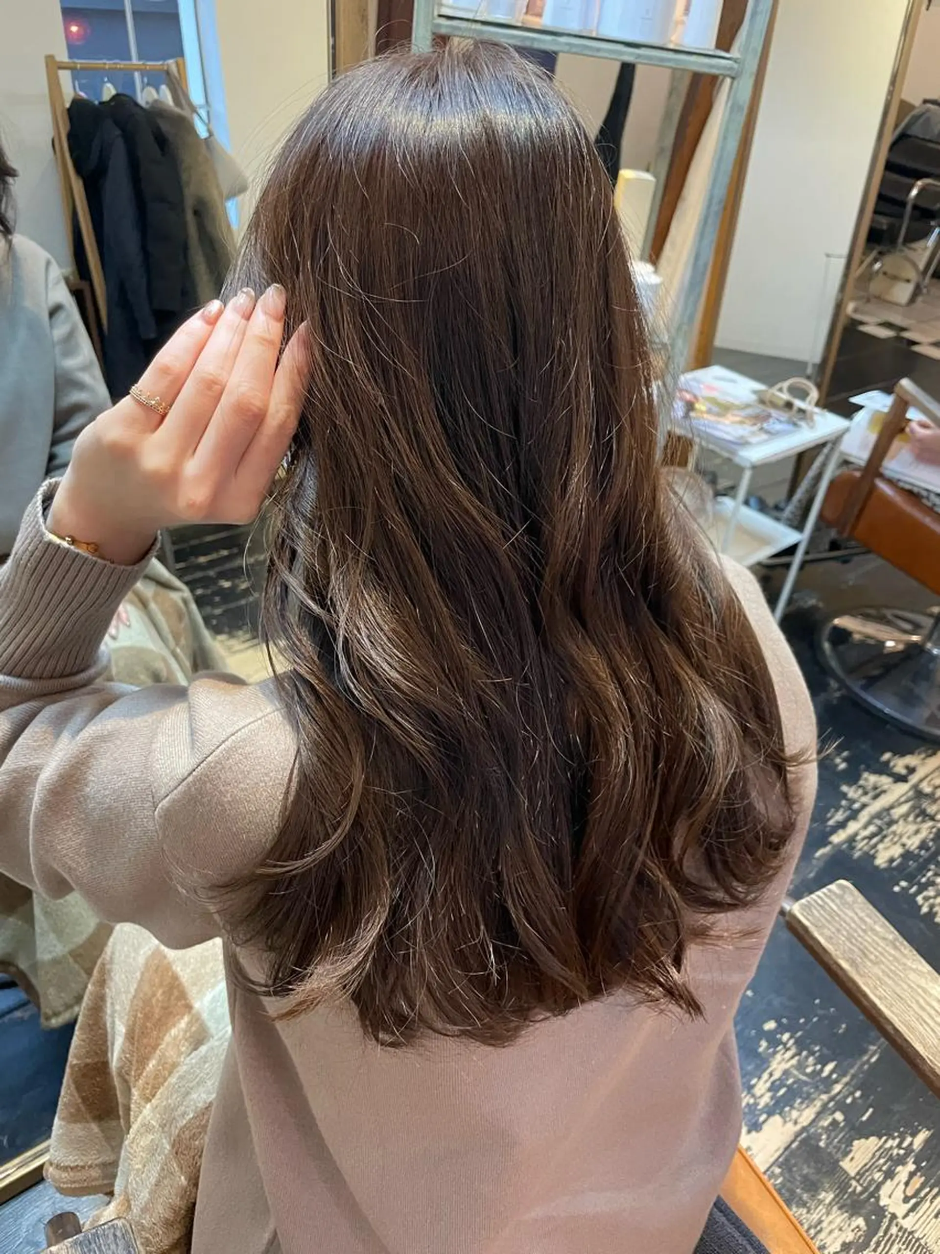 ロング カラー ベージュカラー ブリーチ ブリーチなしカラー オリーブベージュ カット ヘアカラー トリートメント h a k u 大倉 卓人のヘアスタイル