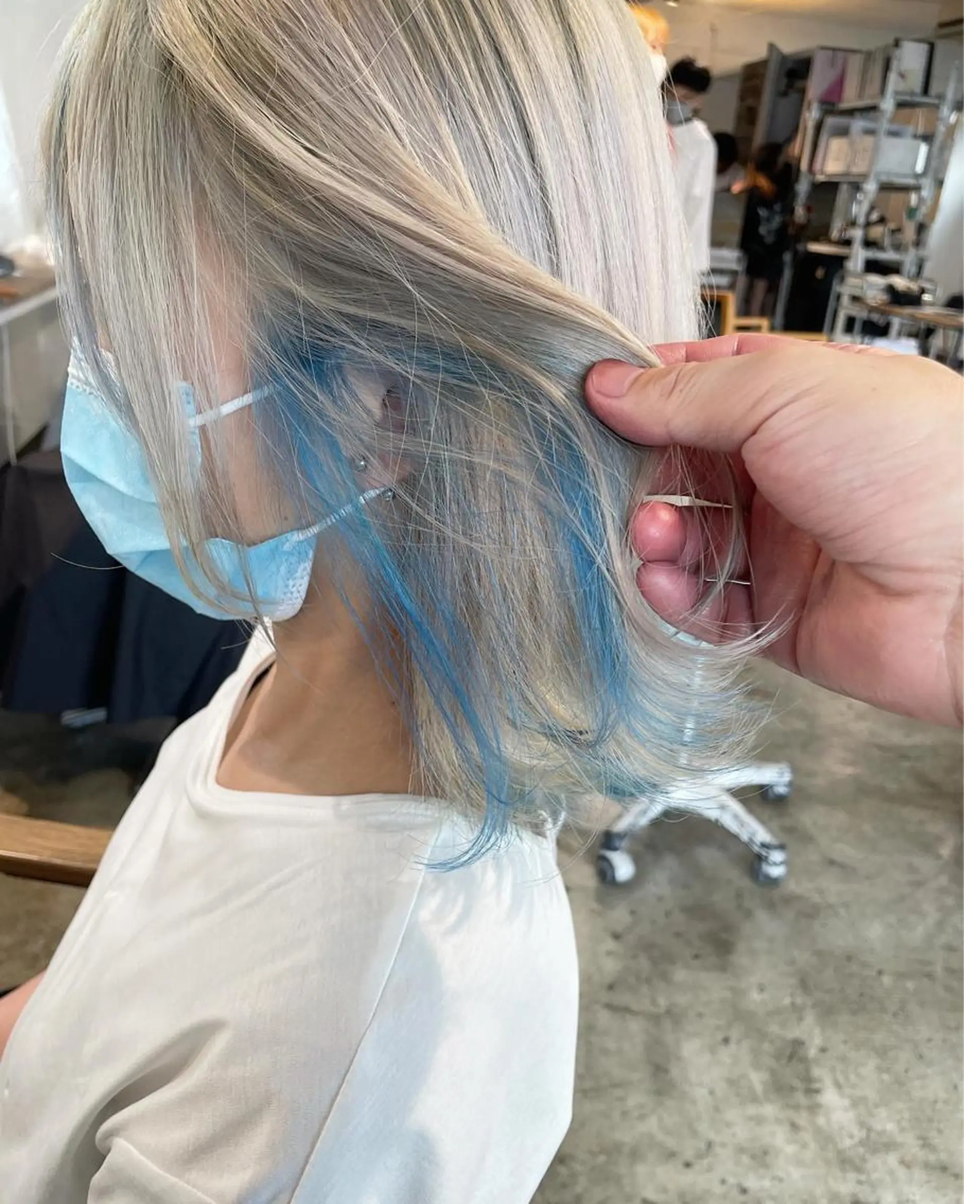 ミディアム カラー ブルーカラー インナーカラー シルバー ホワイトシルバー ヘアカラー トリートメント ハイトーン/レイヤー /ケアブリーチ石川治のヘアスタイル