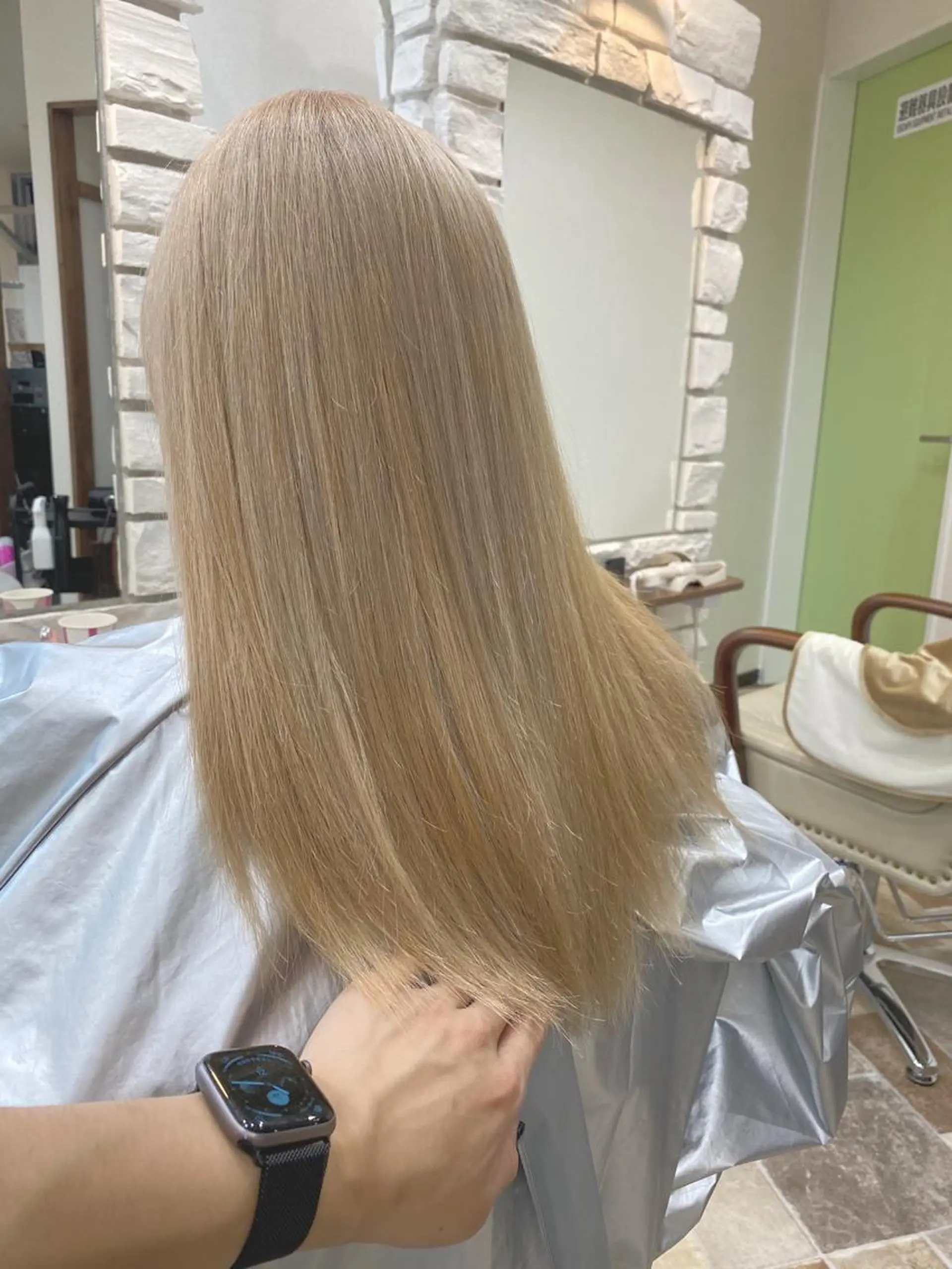 ロング 髪質改善カラー× 美髪ストレート前出のヘアスタイル