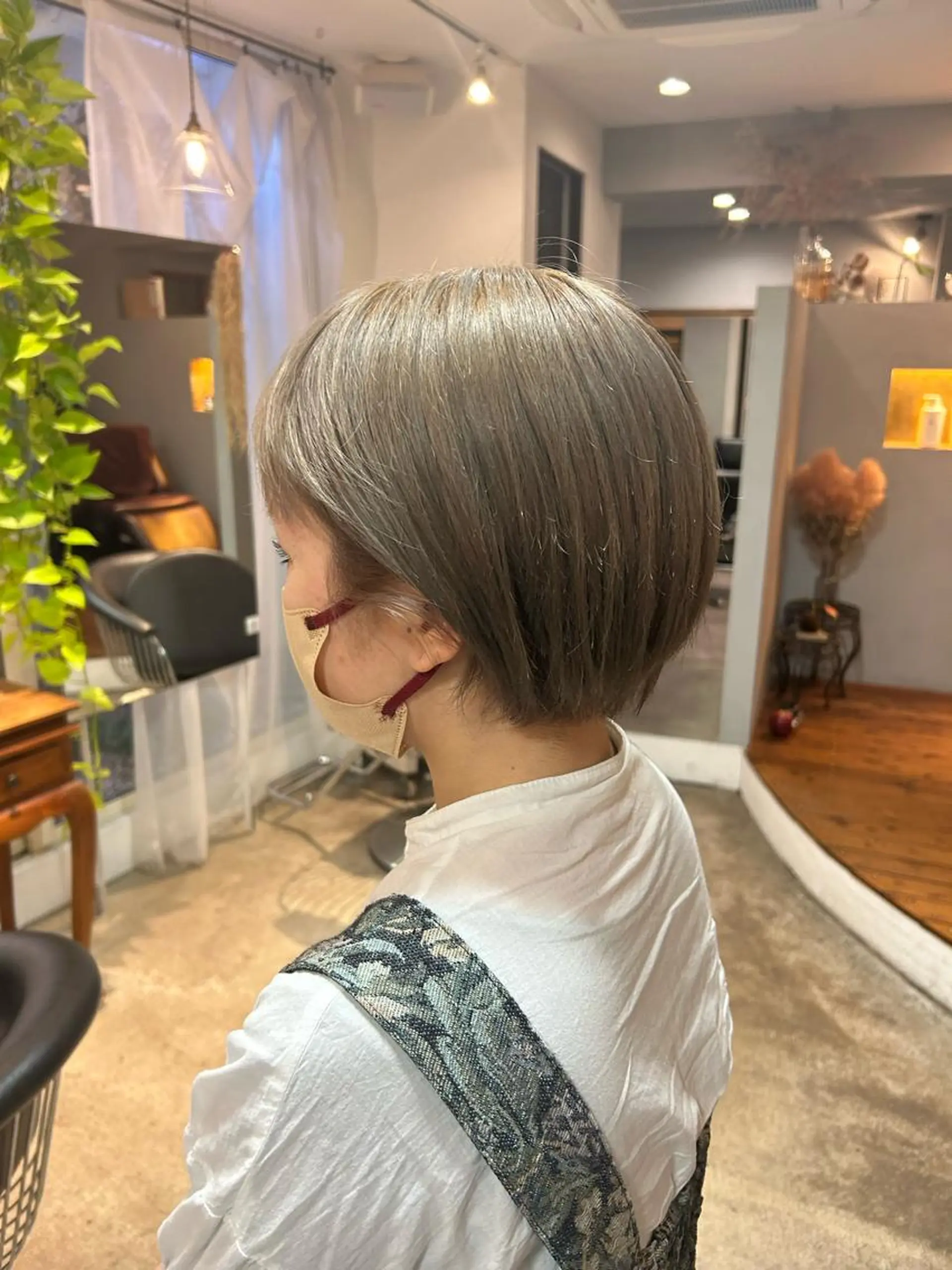 ショート カラー ブリーチ グレージュ 谷澤 朋佳のヘアスタイル