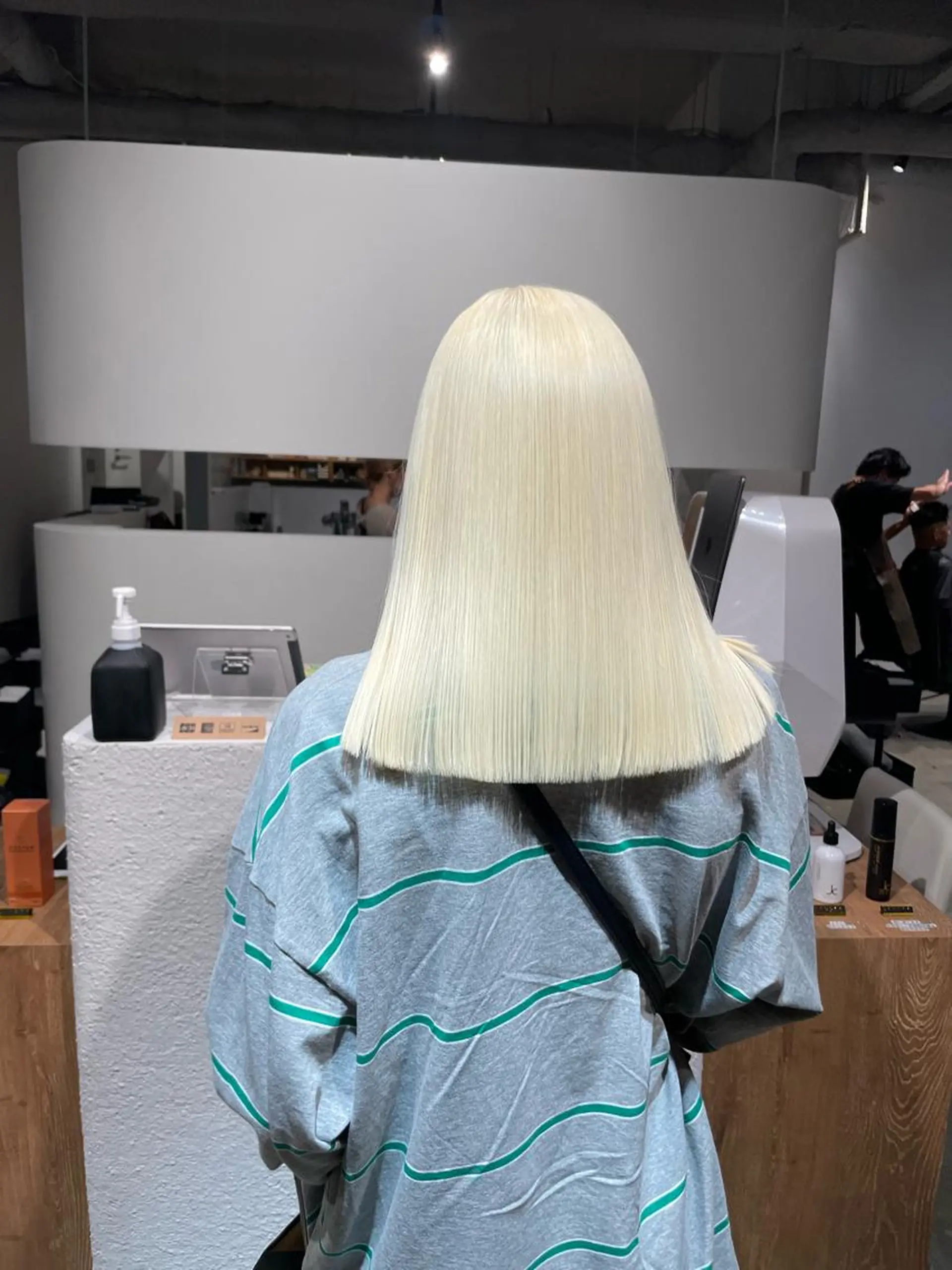 ミディアム カラー ブリーチ 抜きっぱなしブロンド ハイトーンカラー 名古屋ハイトーン/ 🐶ブリーチ専門店のヘアスタイル