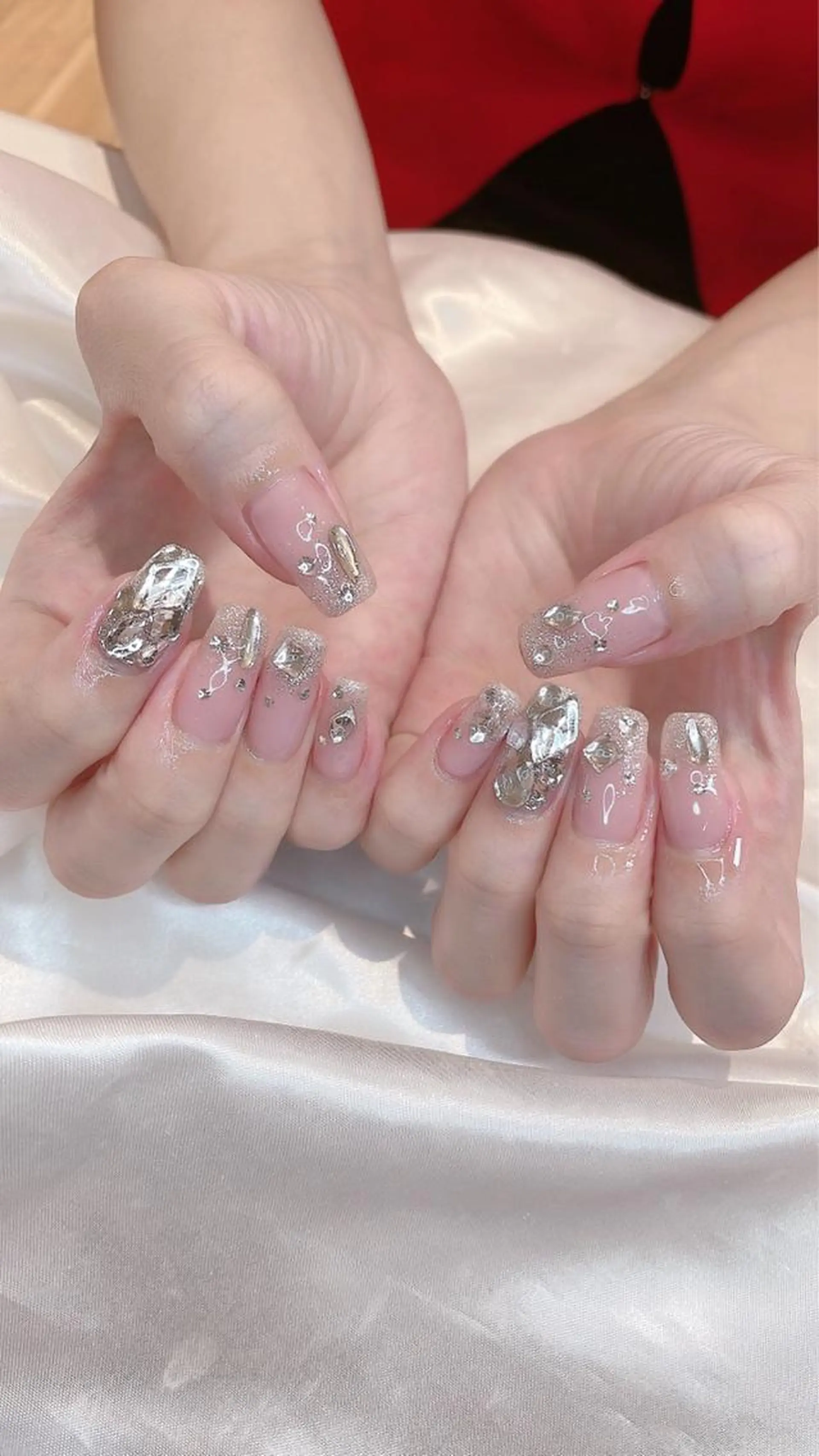 ネイル ハンドネイル 𝘙𝘪𝘰𝘯𝘢 ...🕯🤍のネイルデザイン