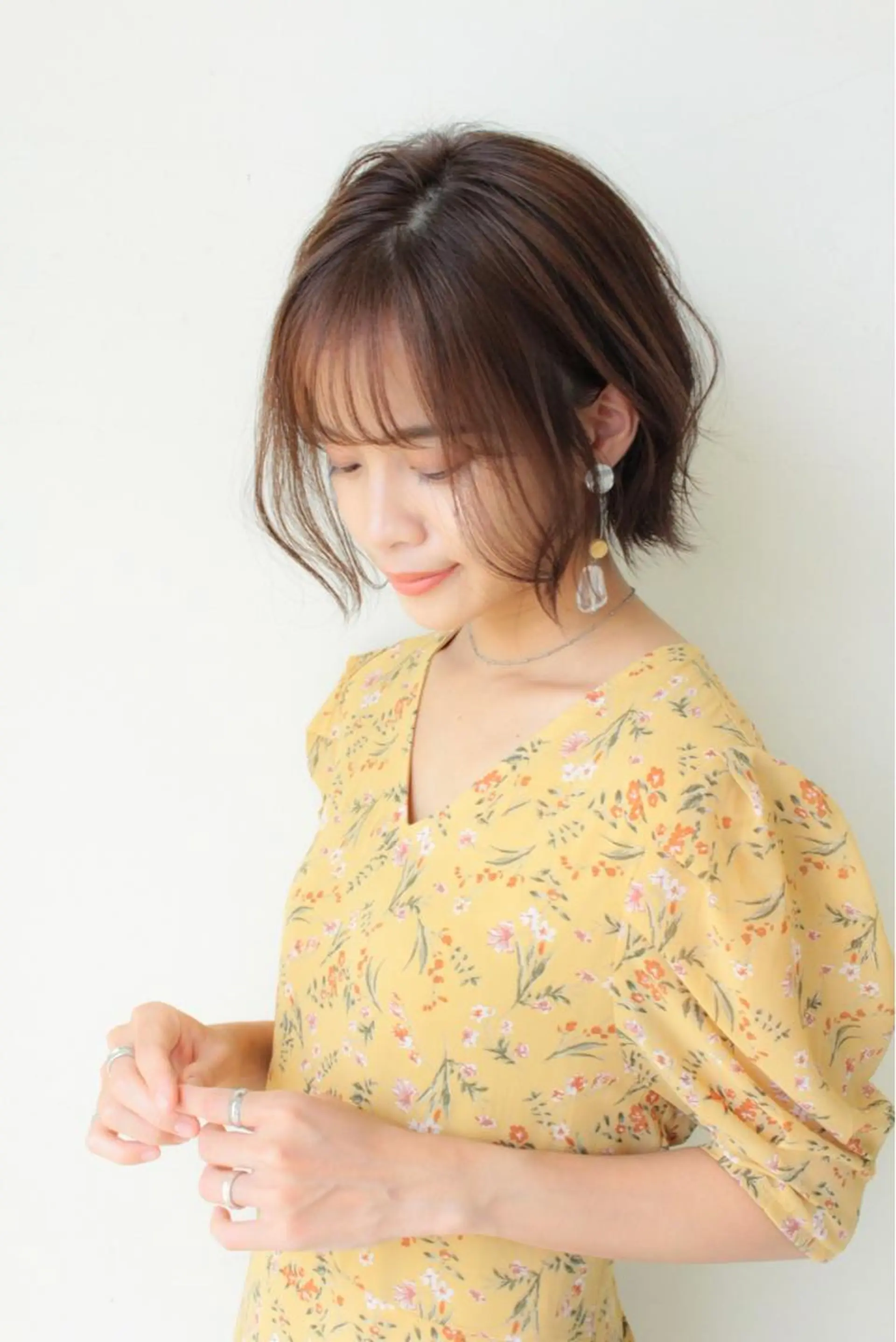 ショート カラー ベージュカラー ラベンダーカラー ラベンダーベージュ ボブ くびれヘア 秋野 睦実のヘアスタイル