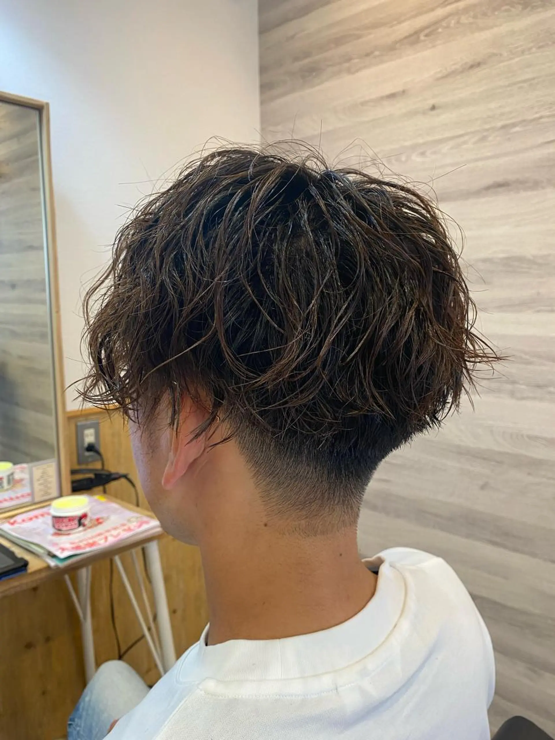 ショート パーマ メンズ センターパート メンズパーマ 刈り上げ スパイラルパーマ Agu hair lua 上越高田西店所属・佐藤祐輔 メンズパーマのヘアスタイル