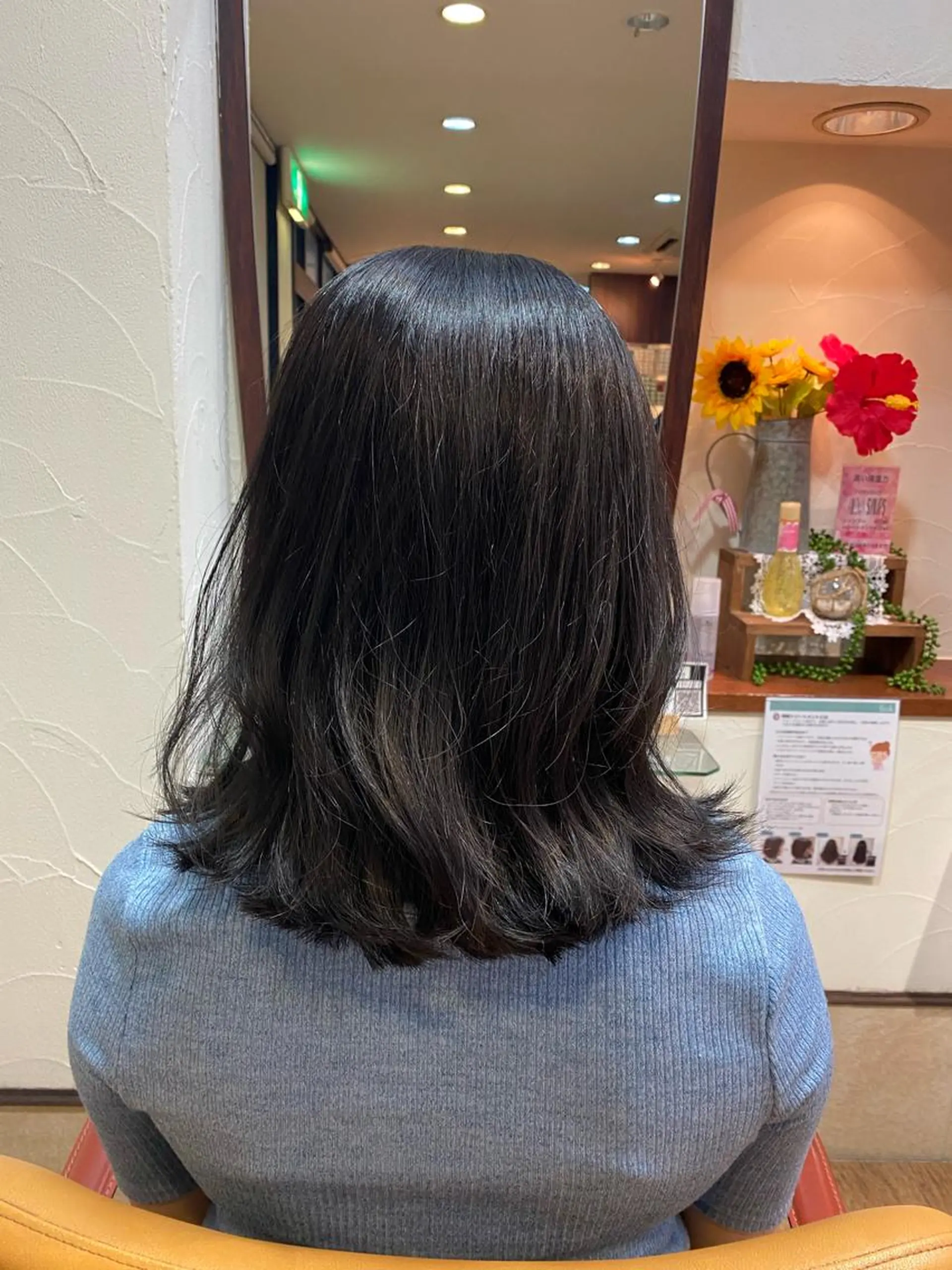 ミディアム カラー 黒髪 ブリーチ ブルーカラー 透明感カラー サプリームヘア 飯田みち瑠のヘアスタイル