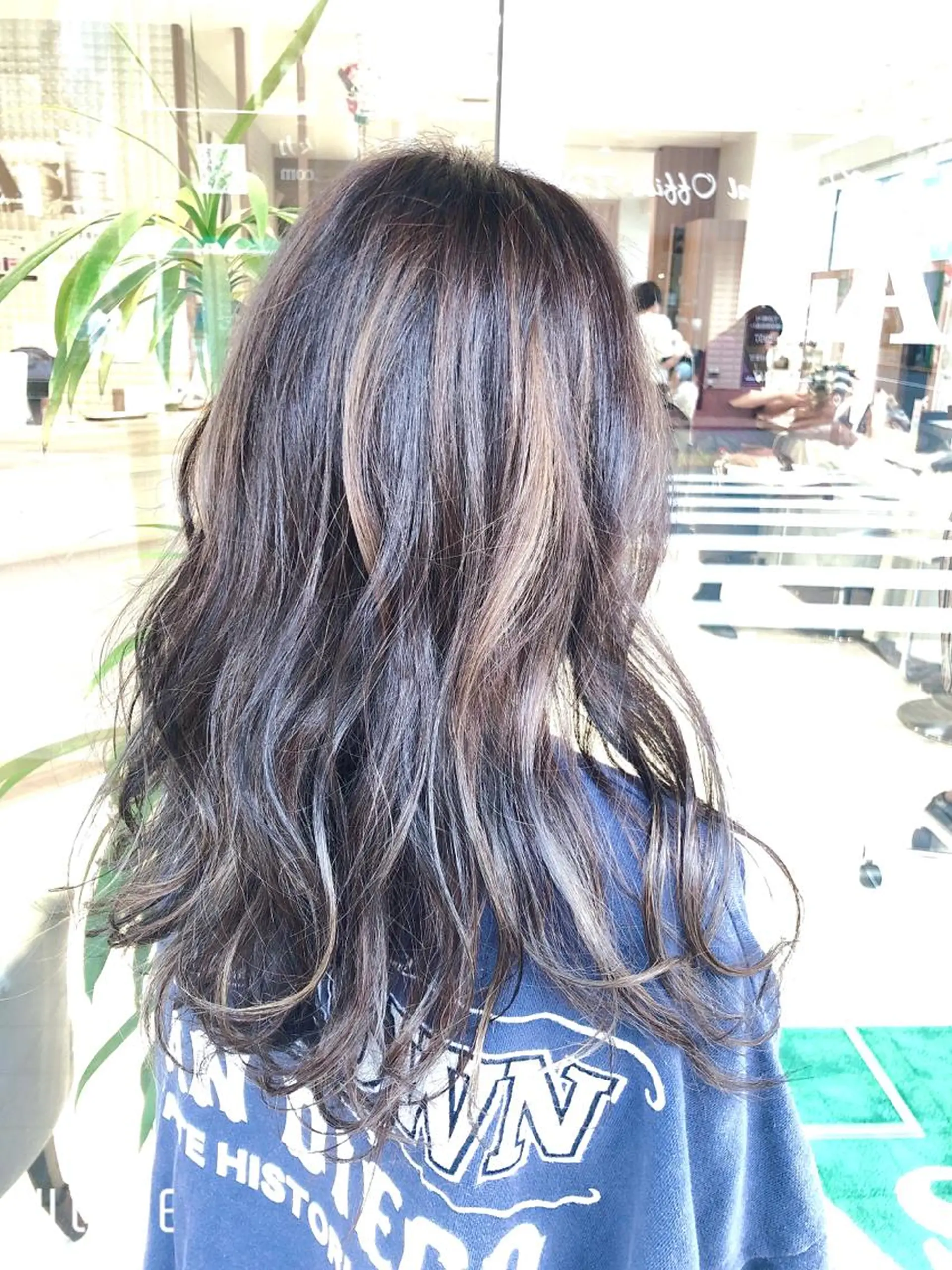 ロング カラー ヘアアレンジ ベージュカラー ハイライトカラー ハイトーンカラー ミルクティーベージュ ハイライト メンズパーマ特化/ メッシュ/薫/店長のヘアスタイル
