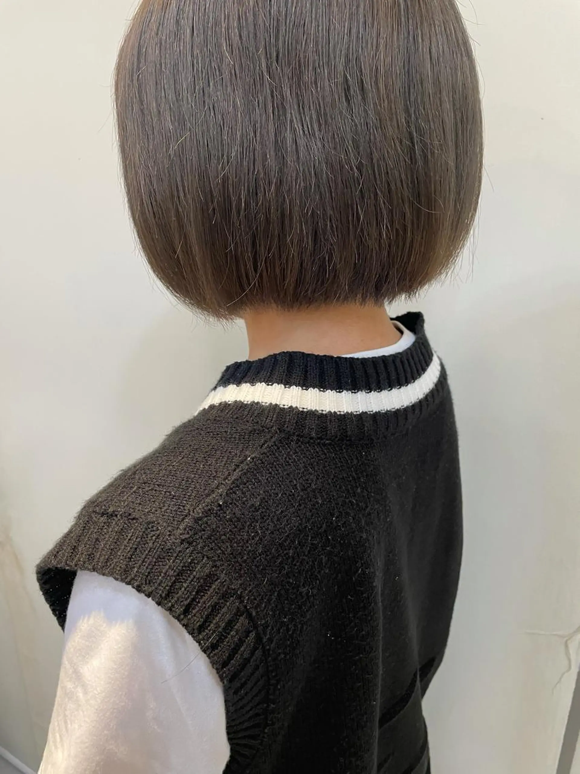 ショート レイヤーカット✖️ 柔らかベージュカラーのヘアスタイル
