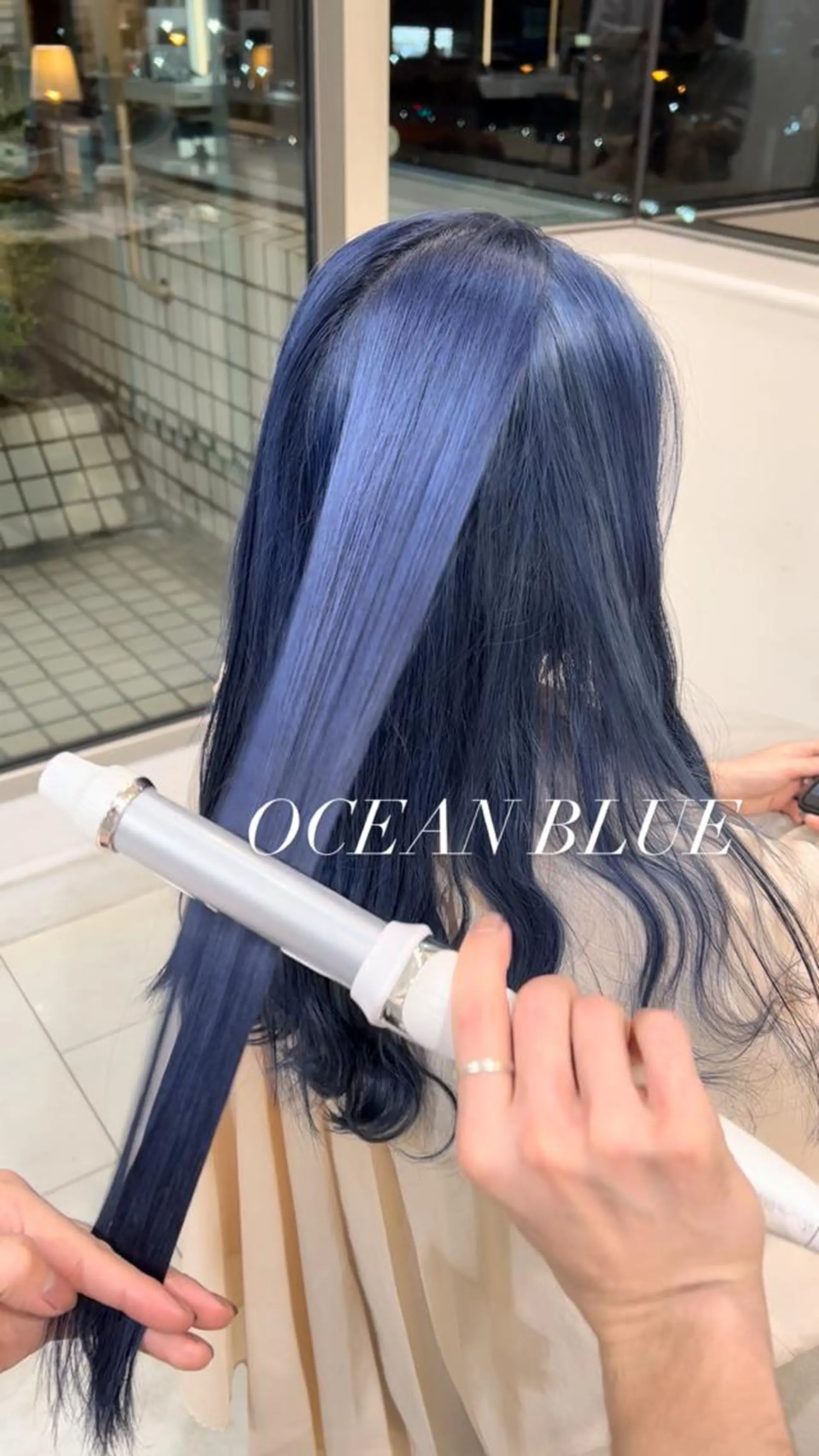 ロング カラー 黒髪 ブリーチ ブルーカラー ブルーブラック ダブルカラー 齋藤 尋真のヘアスタイル