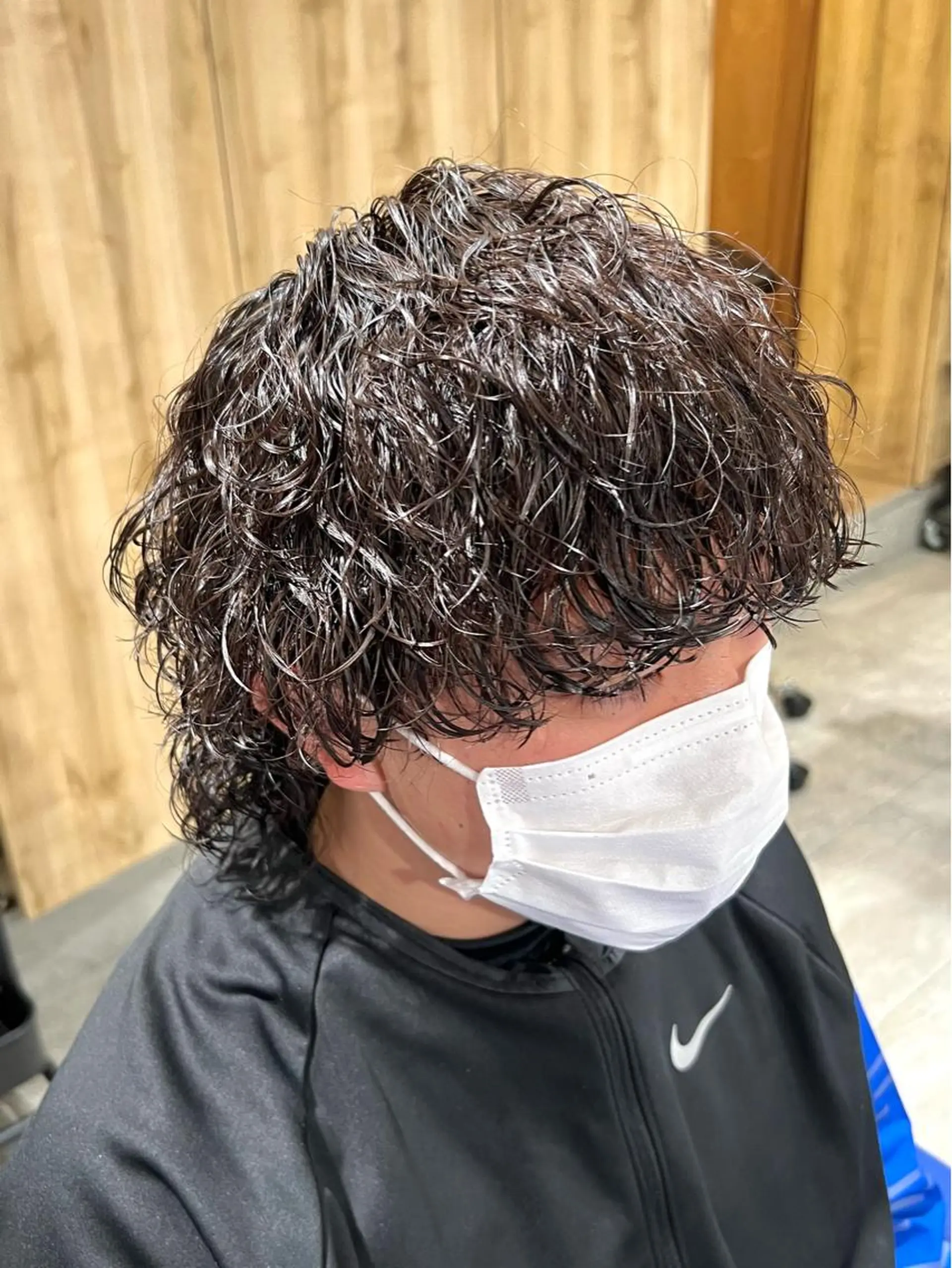 ミディアム パーマ メンズ ミディアムパーマ メンズパーマ ツイストスパイラルパーマ 波巻きパーマ メンズウルフカット メンズパーマ職人 加藤 弘貴のヘアスタイル