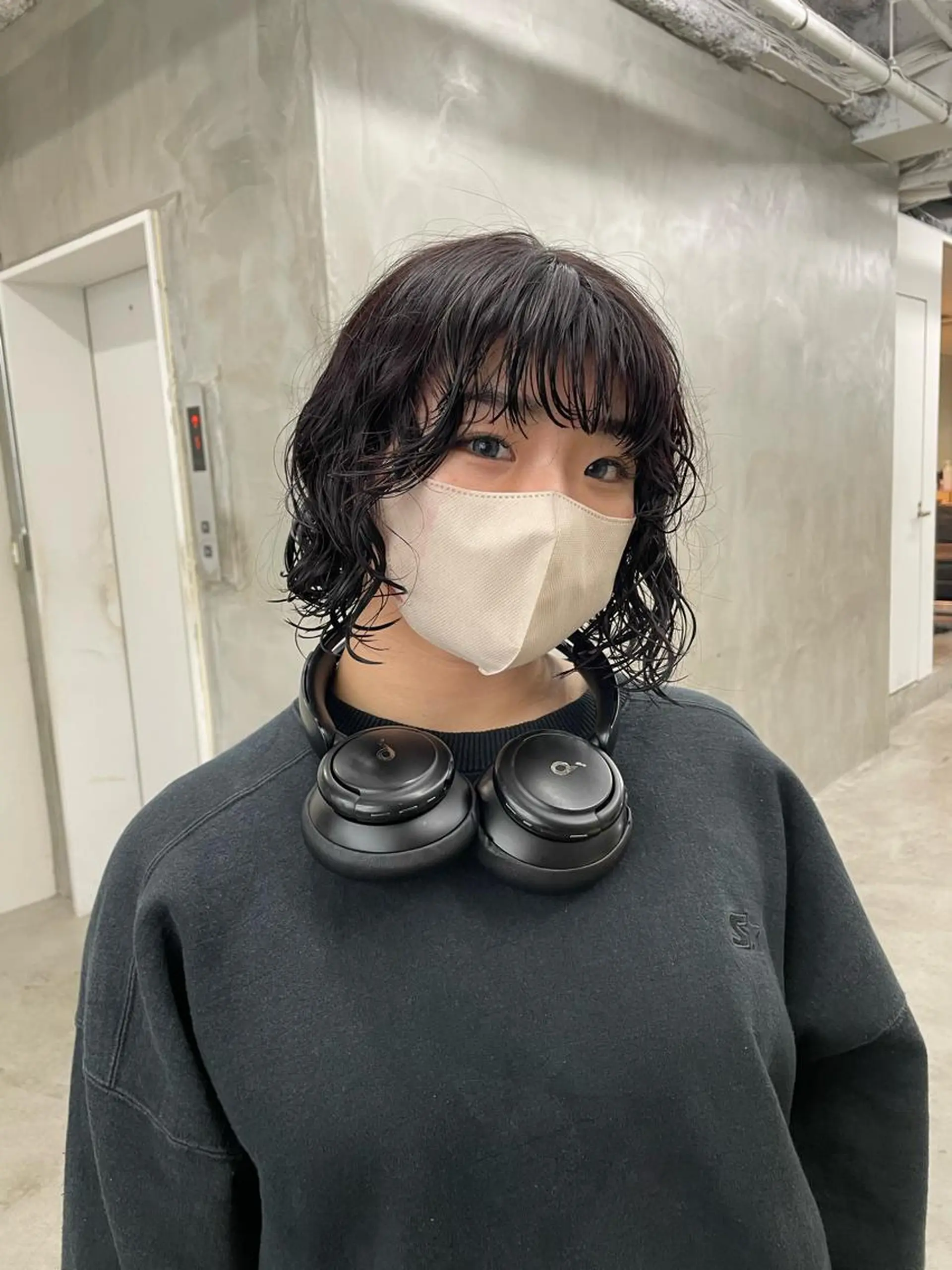 ミディアム カラー パーマ ヘアアレンジ メンズ ミディアムパーマ メンズバレイヤージュ メンズブリーチ センターパート フェードカット ハイトーン/レイヤー 🌸さくらのヘアスタイル