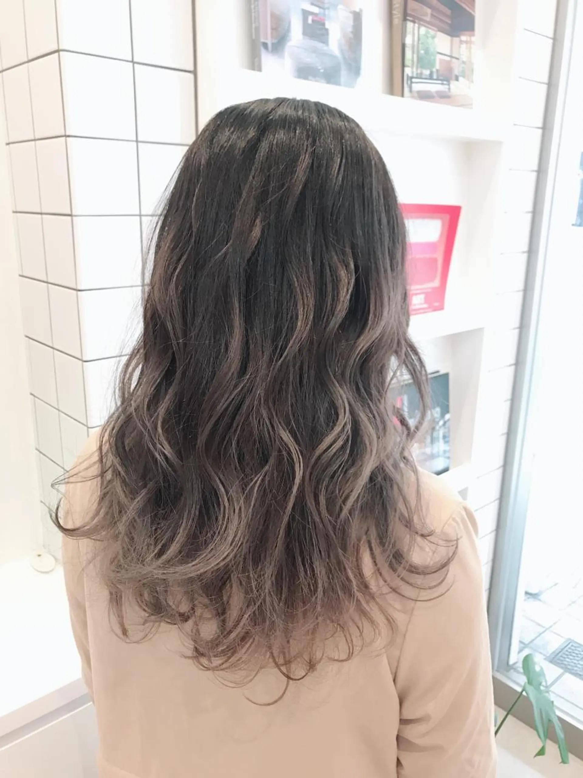 ロング カラー バレイヤージュ グレージュ レイヤーカット 髙橋 かすみのヘアスタイル