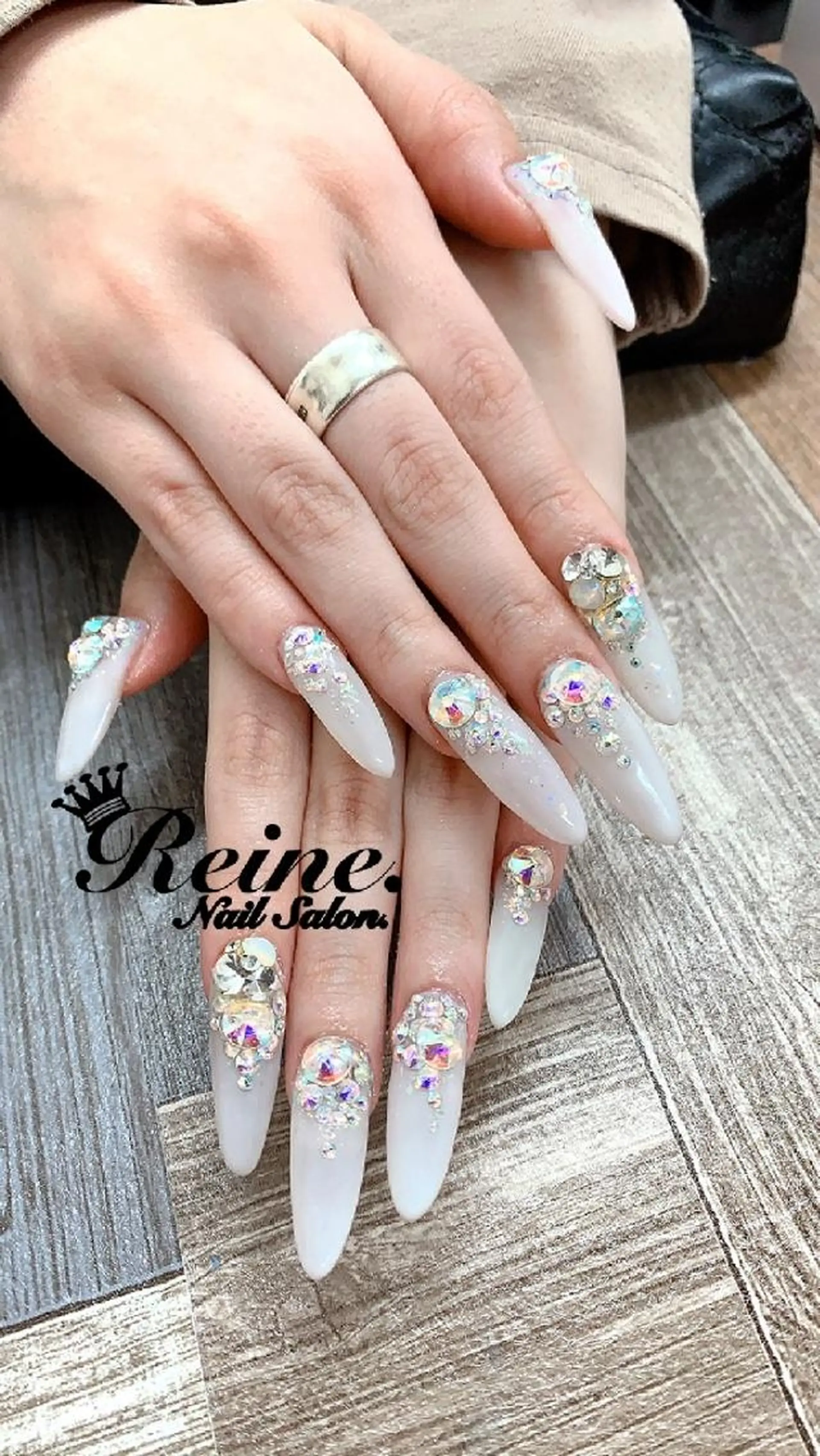 ネイル ゴージャス Nailsalon Reine所属・玉栄 伶奈のネイルデザイン