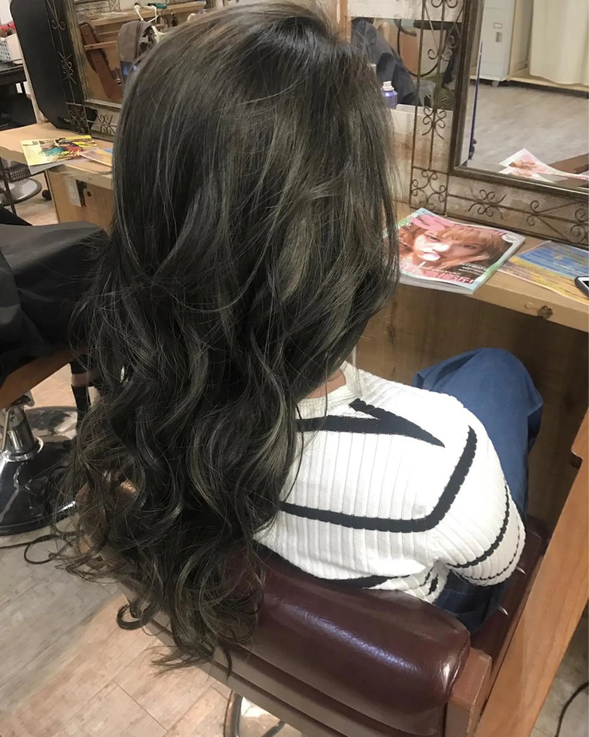 セミロング カラー アッシュ ブリーチ ヘアカラー 中川 仁のヘアスタイル