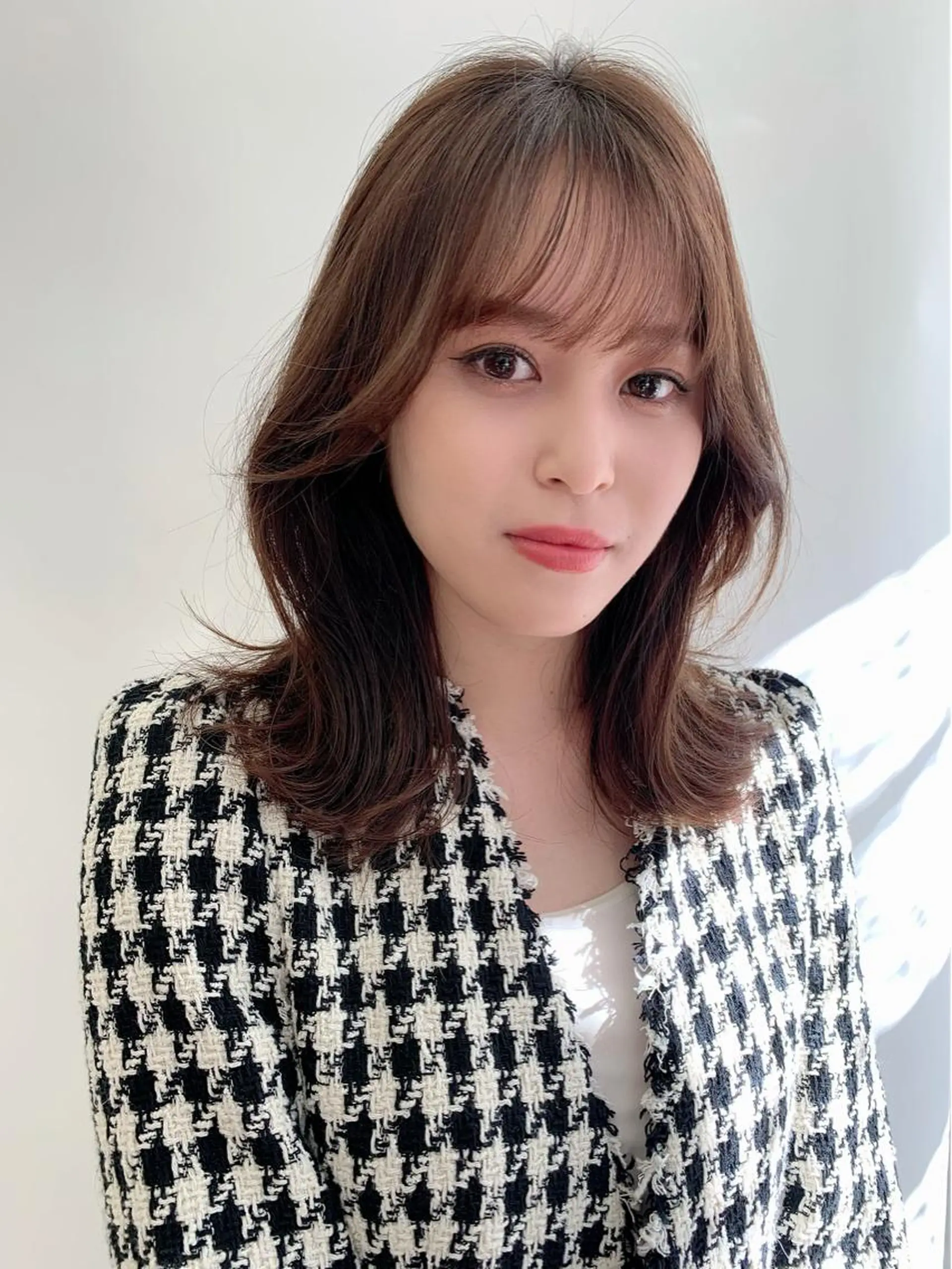 ミディアム カラー ベージュカラー ブリーチ イヤリングカラー 韓国風カラー ブリーチなしカラー カット ヘアカラー トリートメント 鈴木 一貴のヘアスタイル