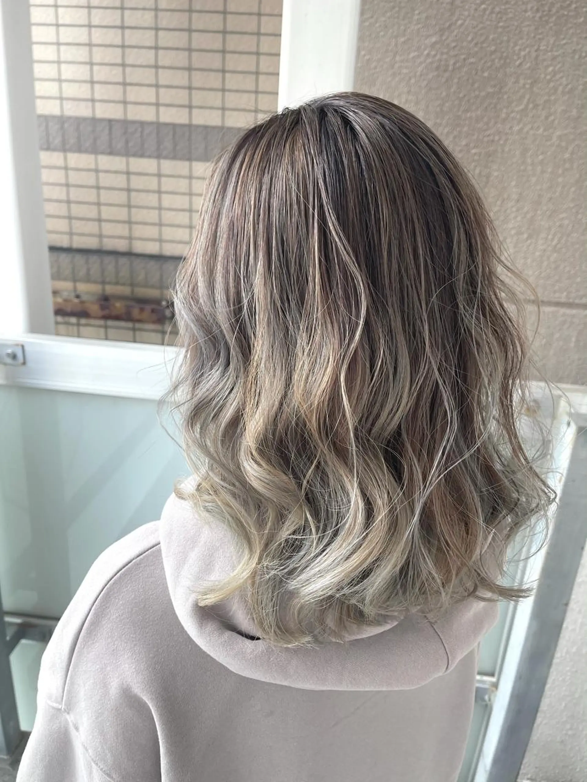 セミロング カラー 岩谷/ブリーチ 🪽透明感カラーのヘアスタイル