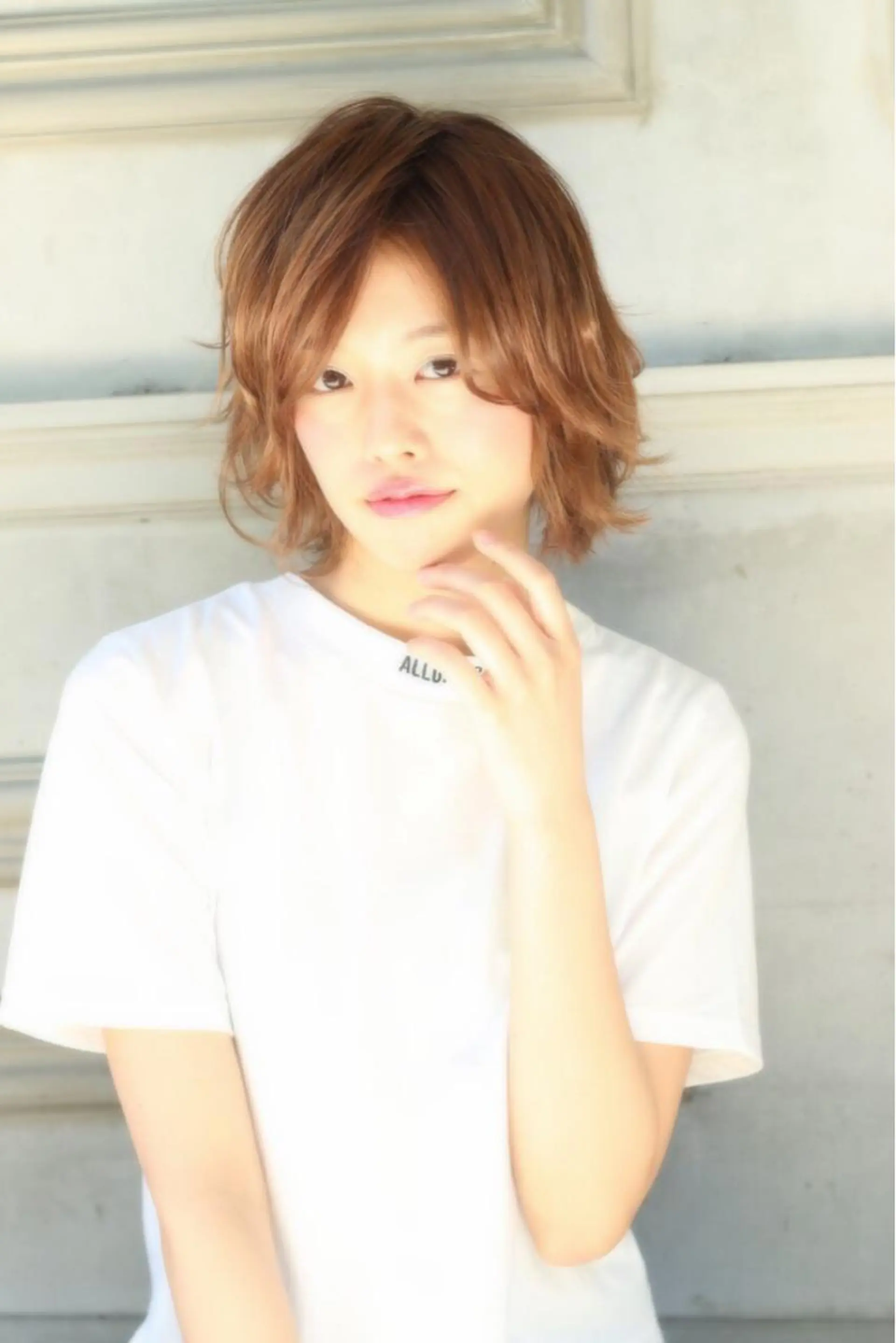 ミディアム カラー グレージュ ハイトーンカラー 鍵山 千秋のヘアスタイル