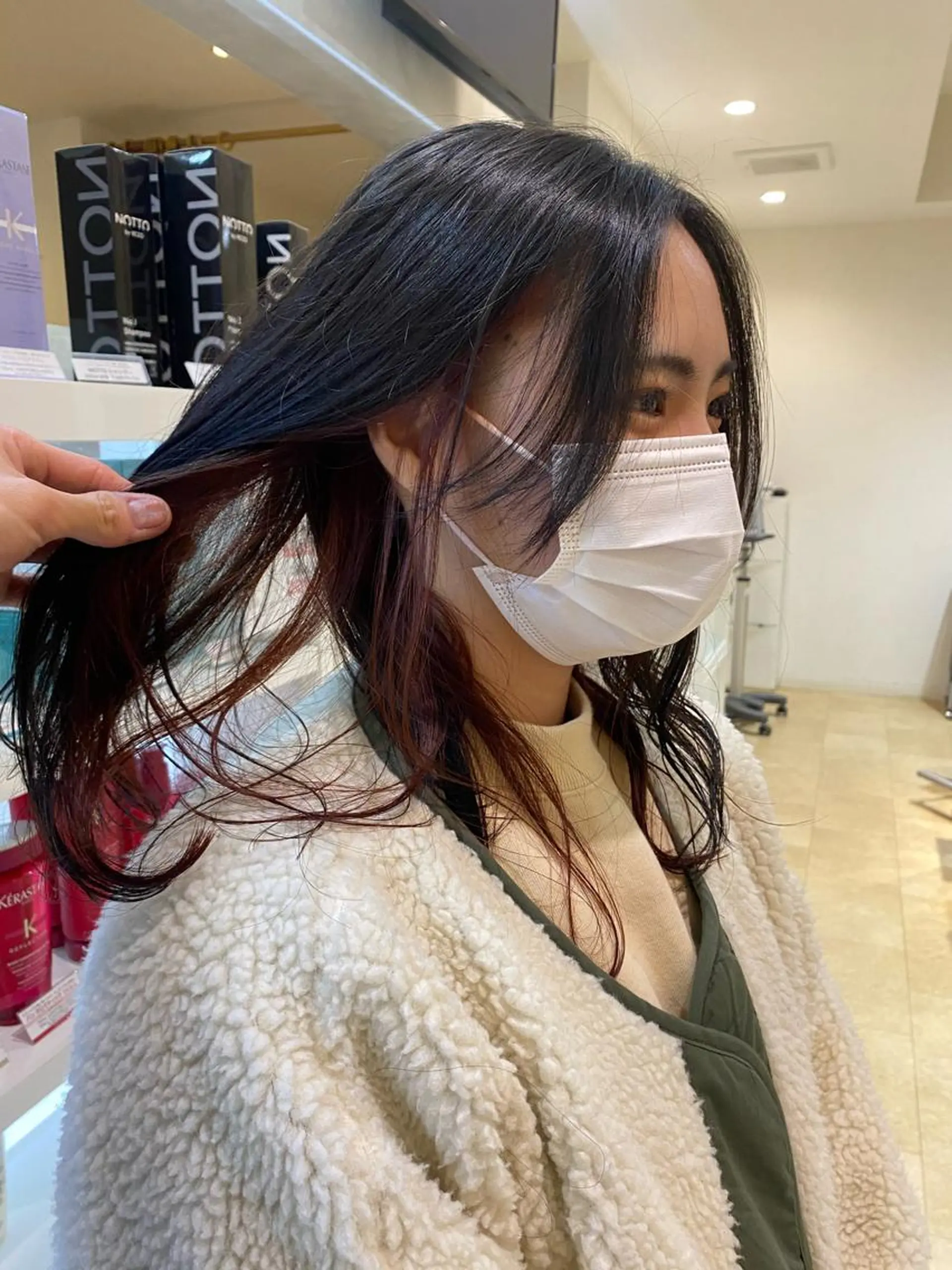 セミロング カラー 韓国🇰🇷レイヤー カットオリーブカラーのヘアスタイル