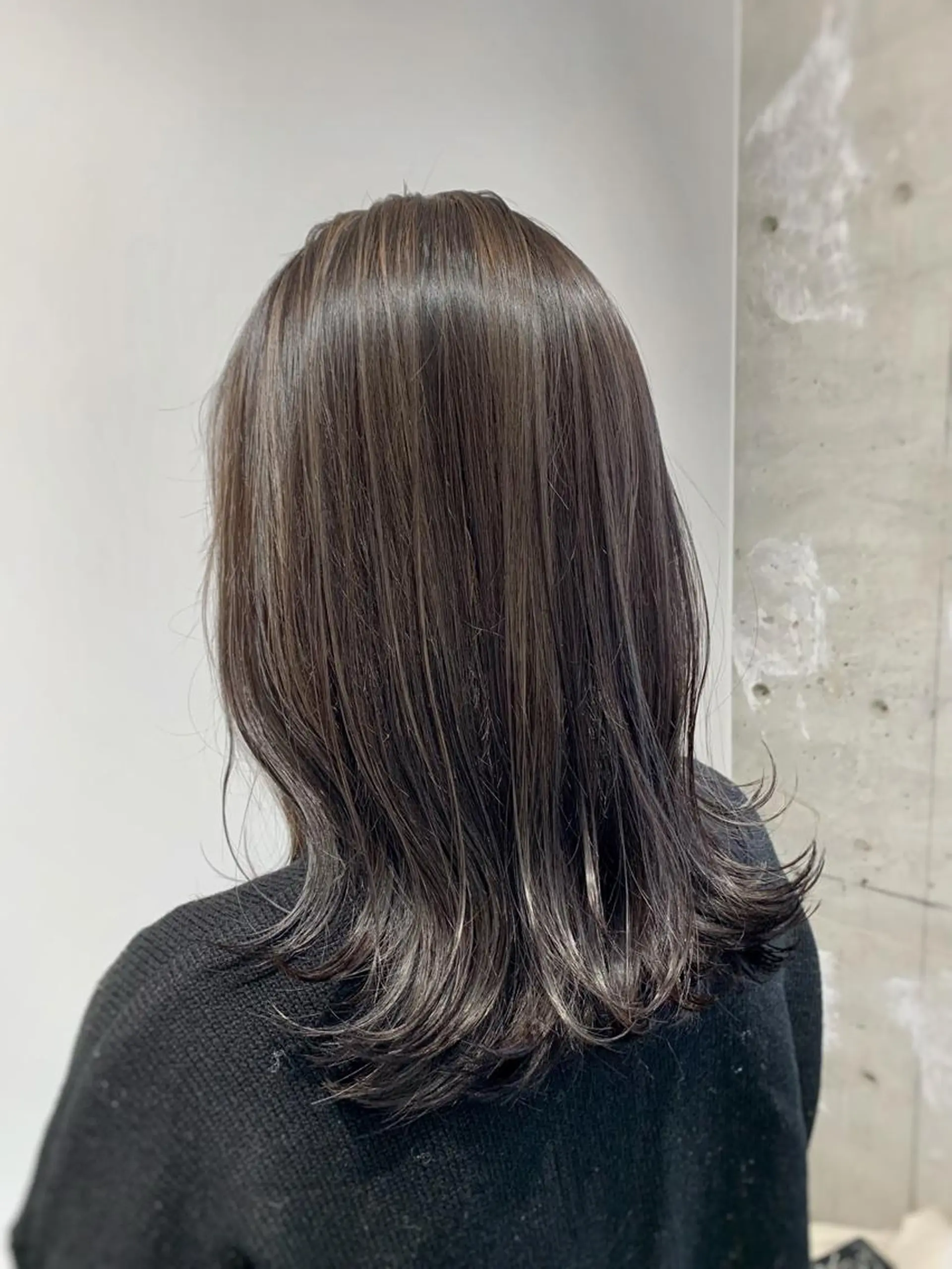 セミロング カラー グレージュ ハイライトカラー ハイライト ヘアカラー yuri🌼 NUMBER 天王寺のヘアスタイル