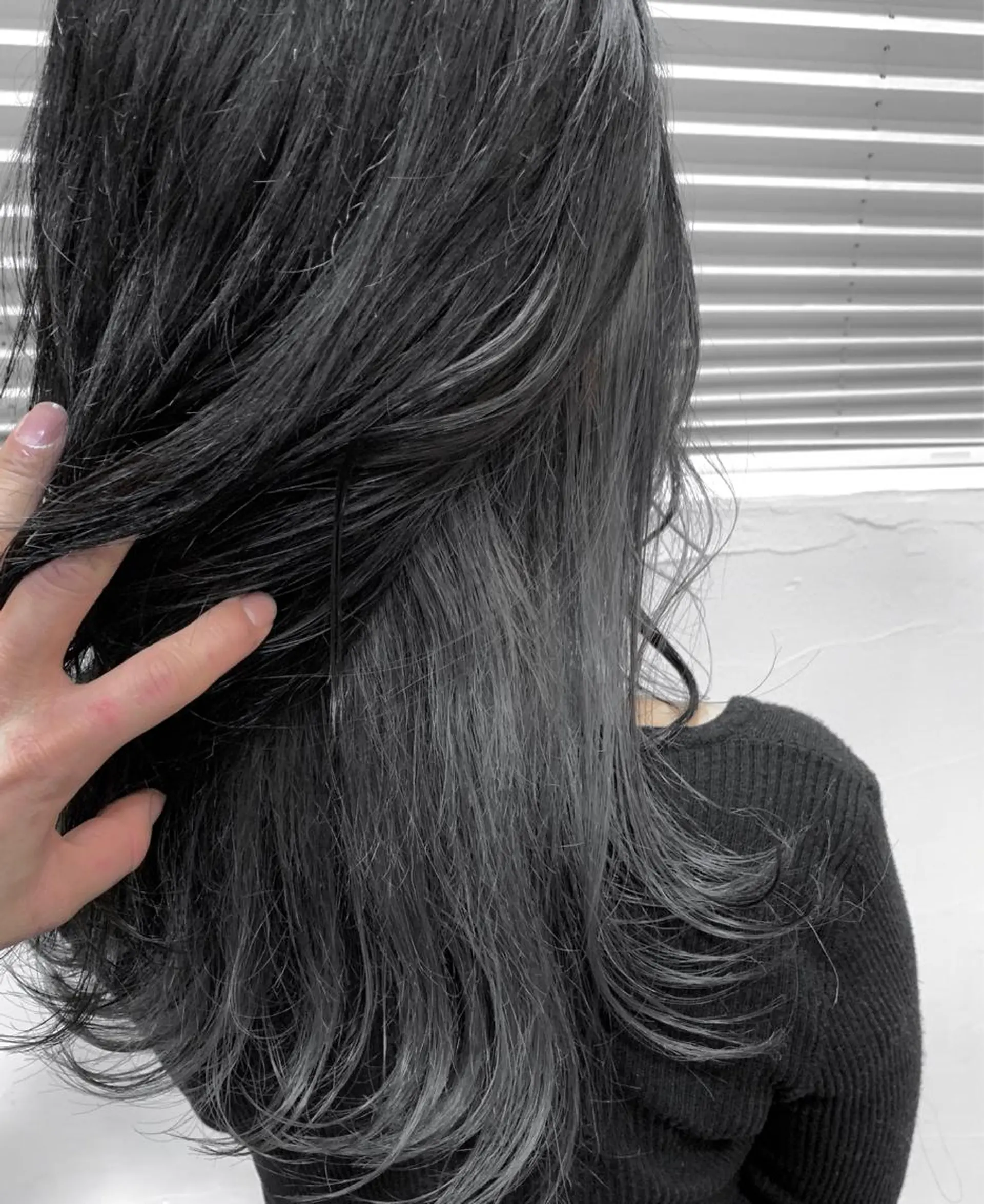 セミロング カラー ブリーチ ケアブリーチ ダークグレー ハイライト／艶カラー 大河シンジのヘアスタイル