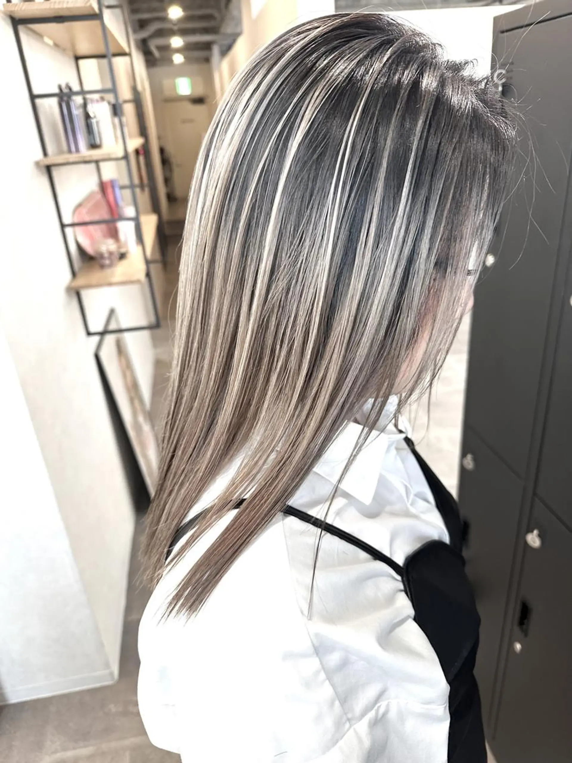 セミロング カラー ヘアアレンジ ハイトーン カラーのヘアスタイル