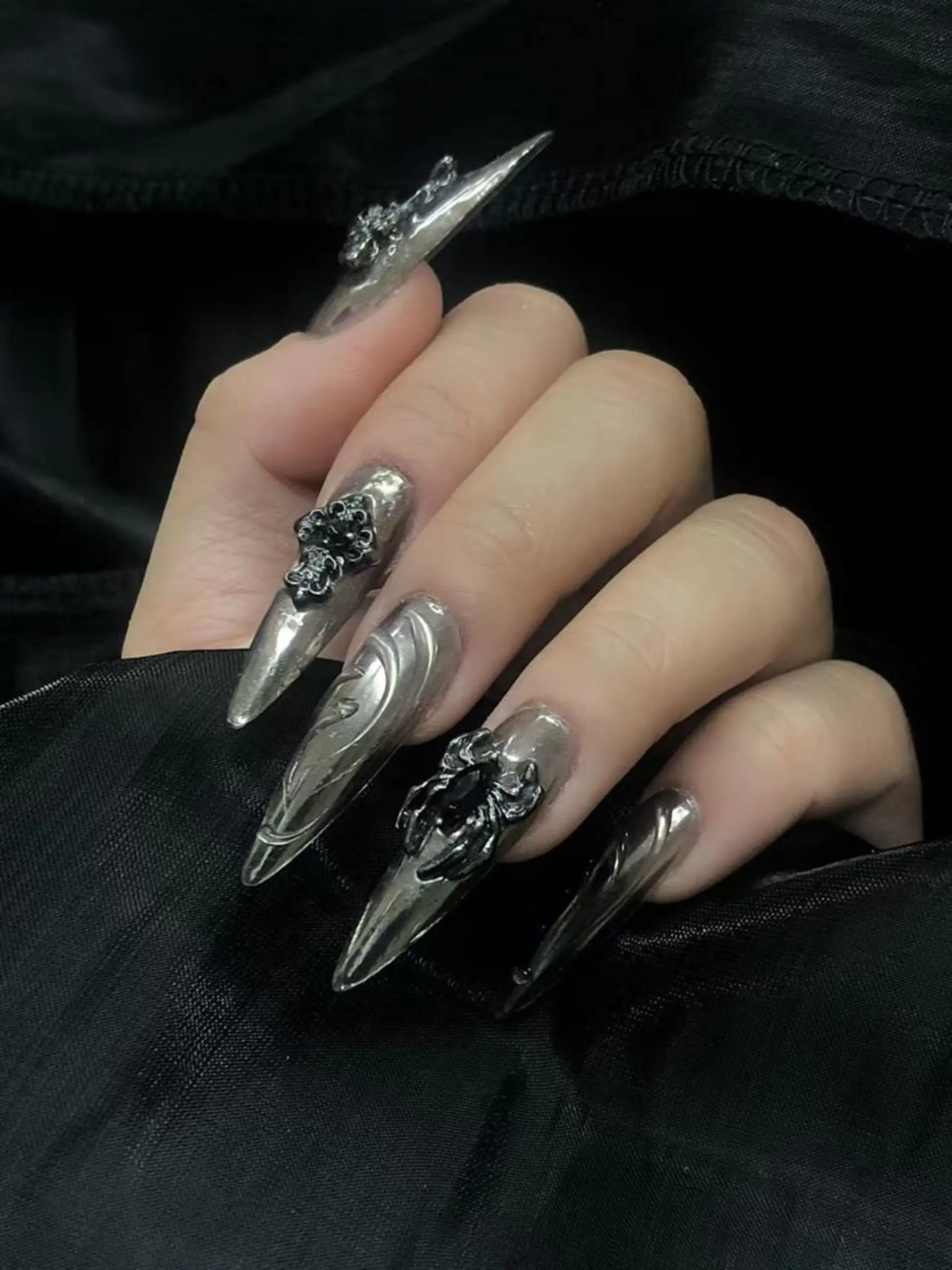 ネイル 新宿AOI フォルム重視のネイルデザイン