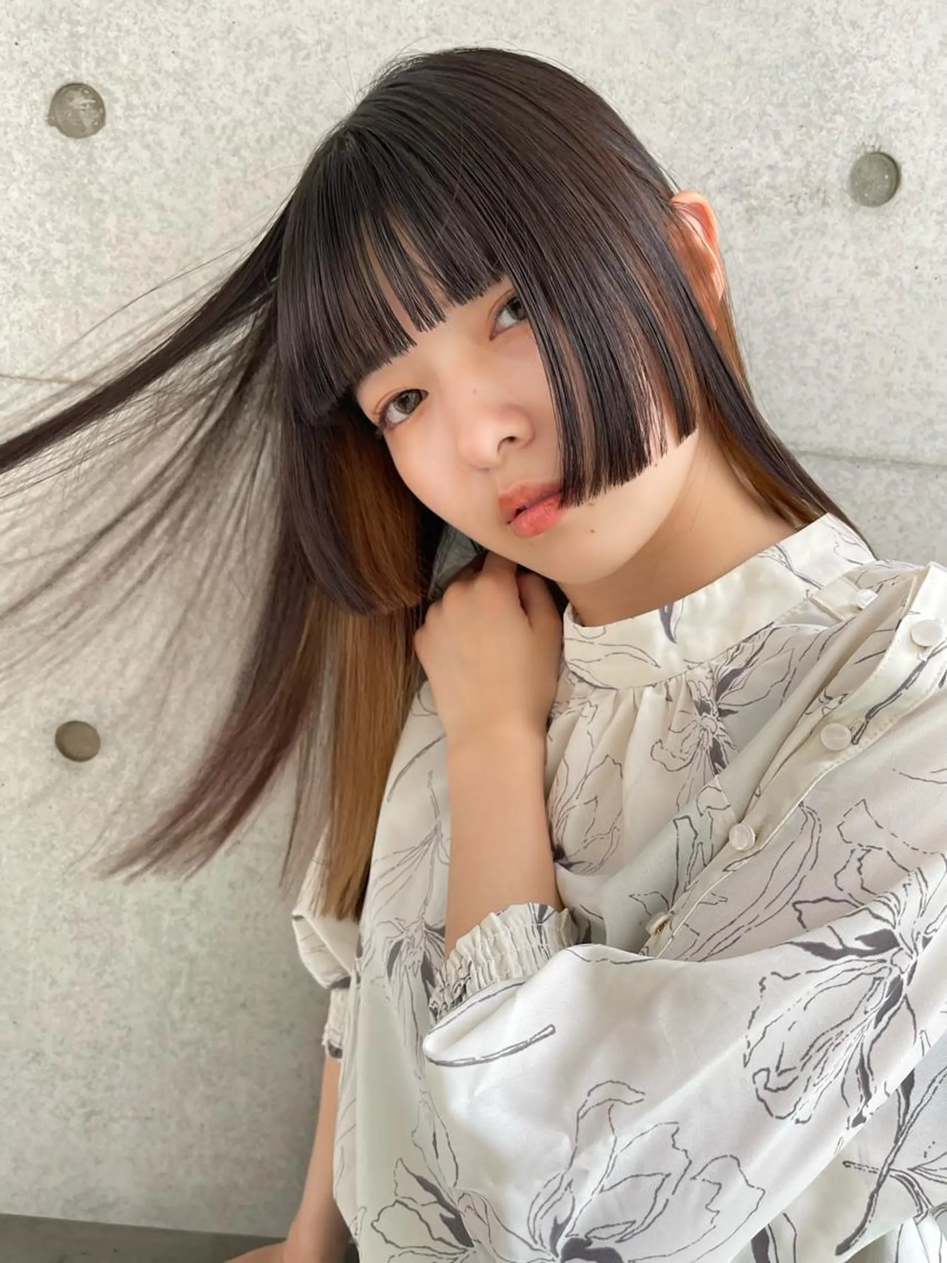 セミロング 顔まわりレイヤー デザインカットのヘアスタイル