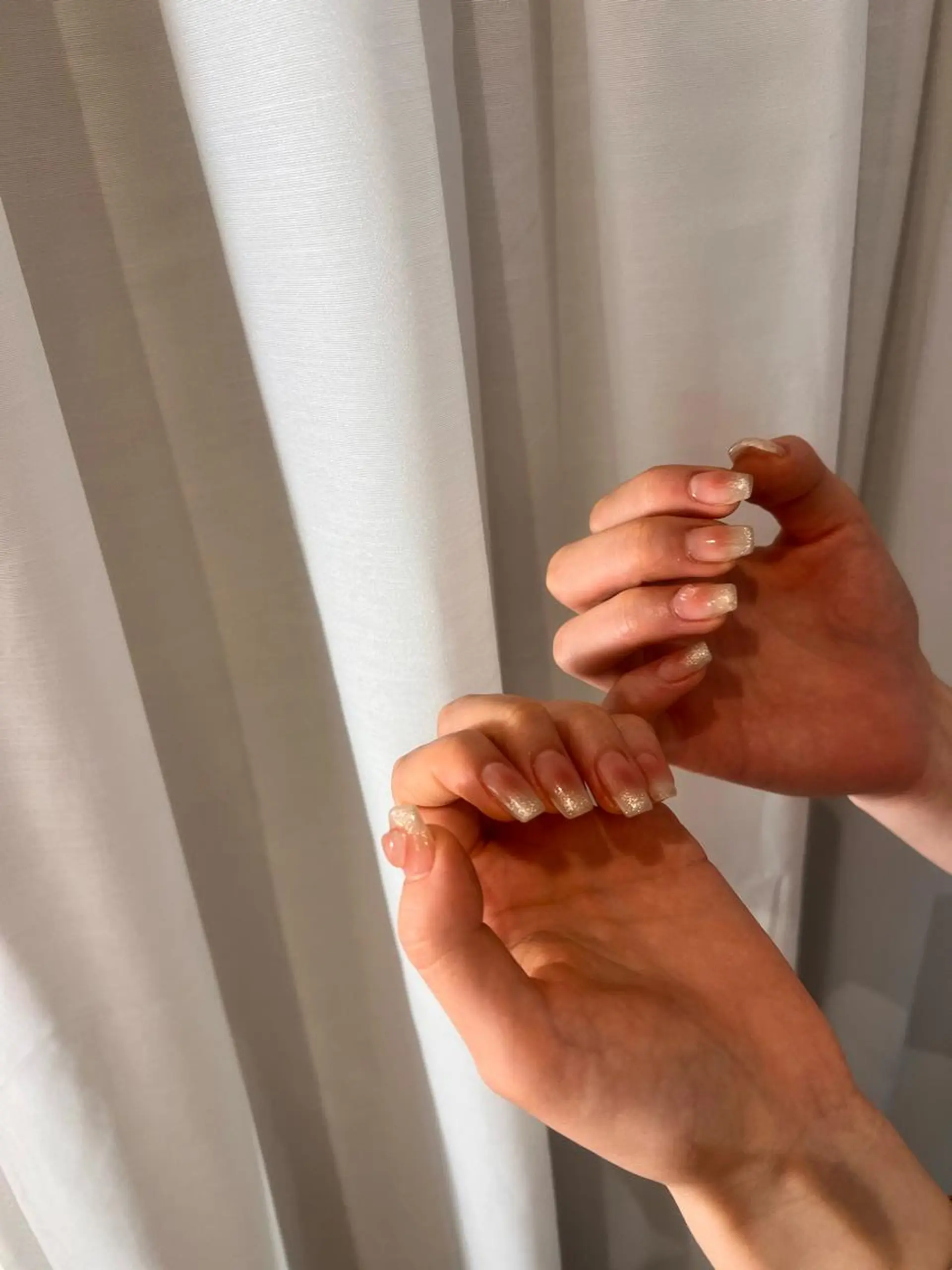 ミディアム ネイル ハンドネイル 𝐞𝐚𝐜𝐡 nanami🩰のネイルデザイン