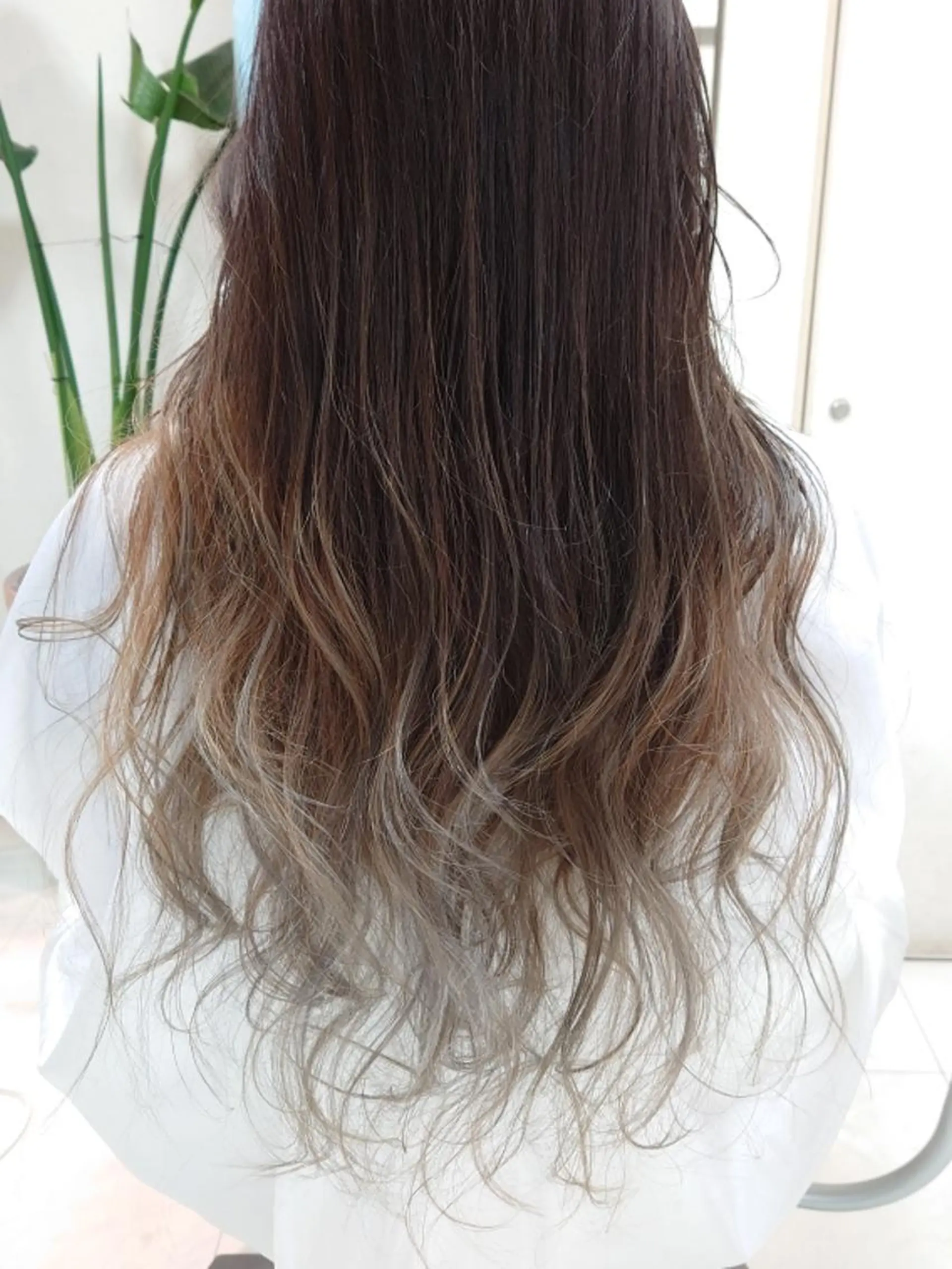 ロング カラー ベージュカラー シルバー シルバーベージュ カット ヘアカラー トリートメント nagane sayakaのヘアスタイル