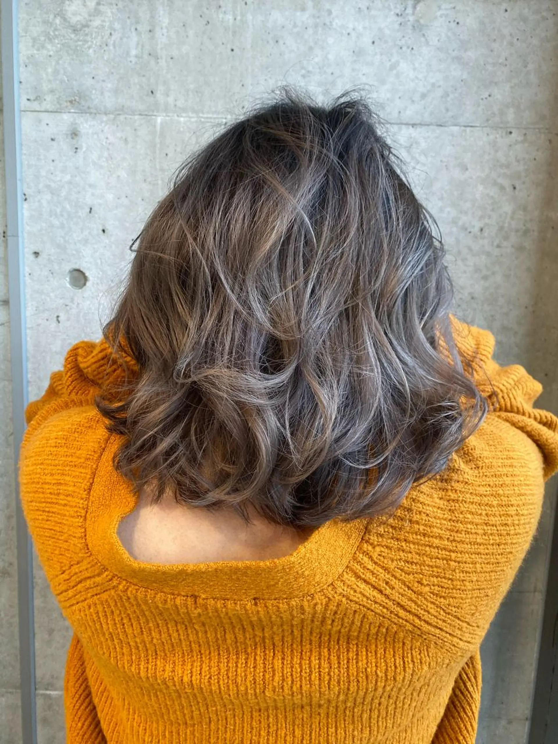 セミロング カラー アッシュ バレイヤージュ ホワイトアッシュ レイヤーカット 大栗 佑也  髪質改善のヘアスタイル