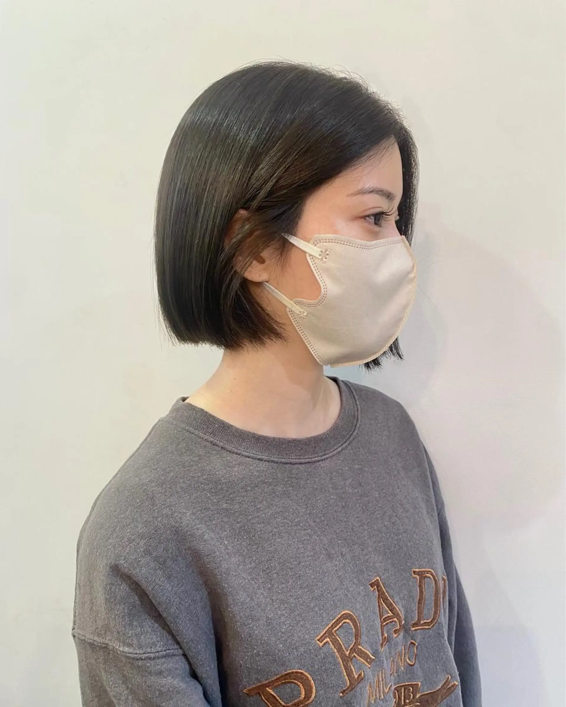 ミディアム カラー アッシュ アッシュグレー レイヤーカット/栄/ 顔周り/キトウモエノのヘアスタイル