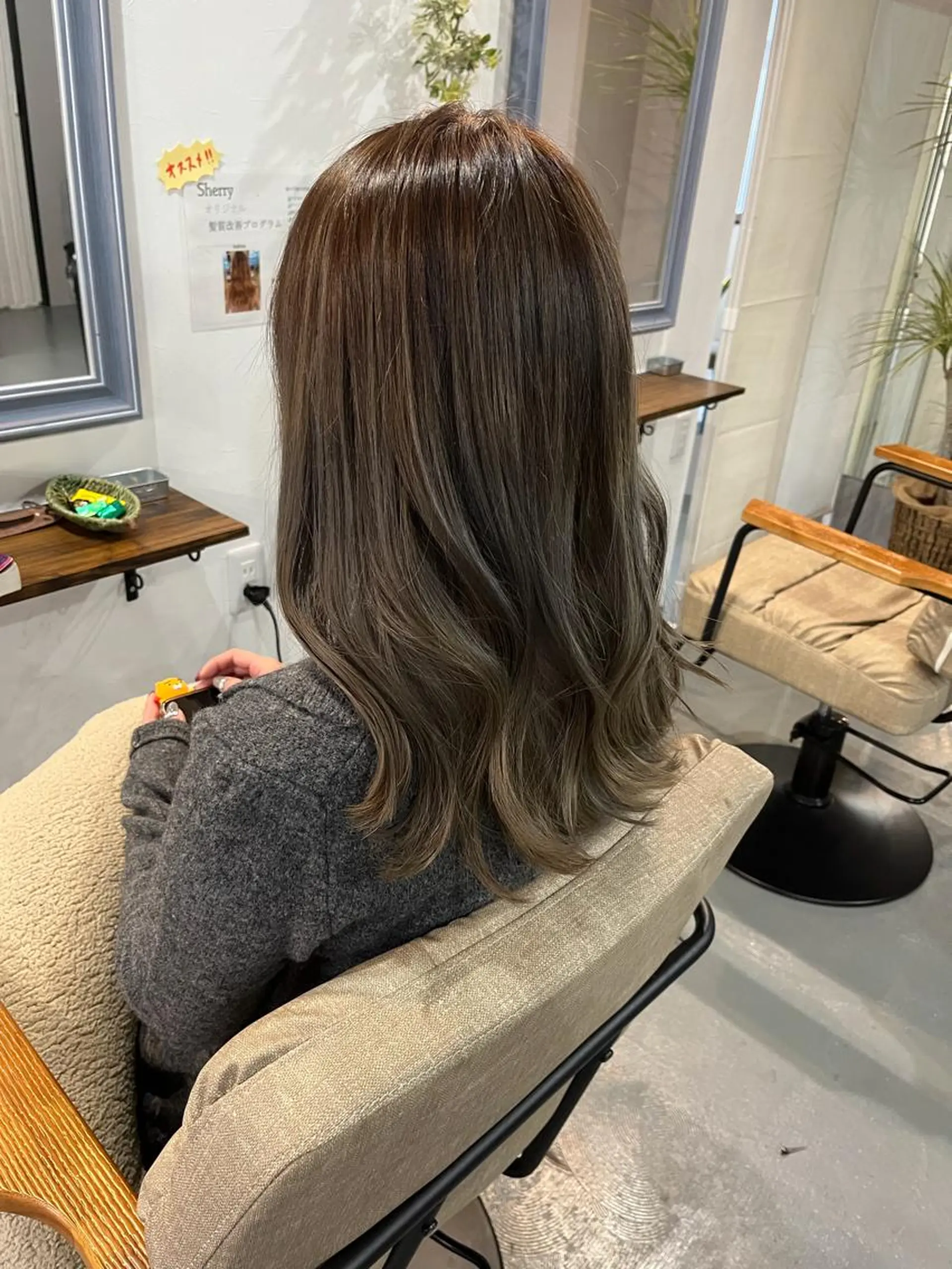 ミディアム 川尻 詩織のヘアスタイル