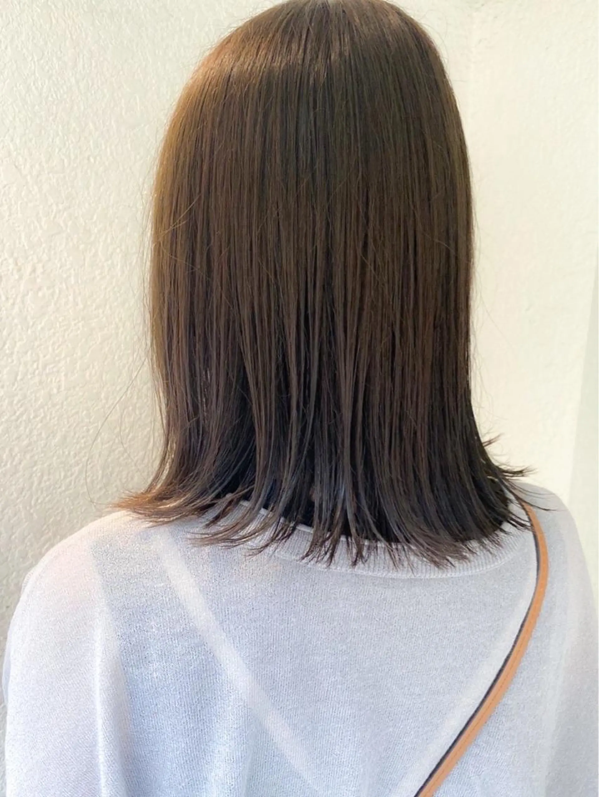 ミディアム カラー ベージュカラー オリーブベージュ 切りっぱなしロブ COLO✨️ 白川綺香のヘアスタイル