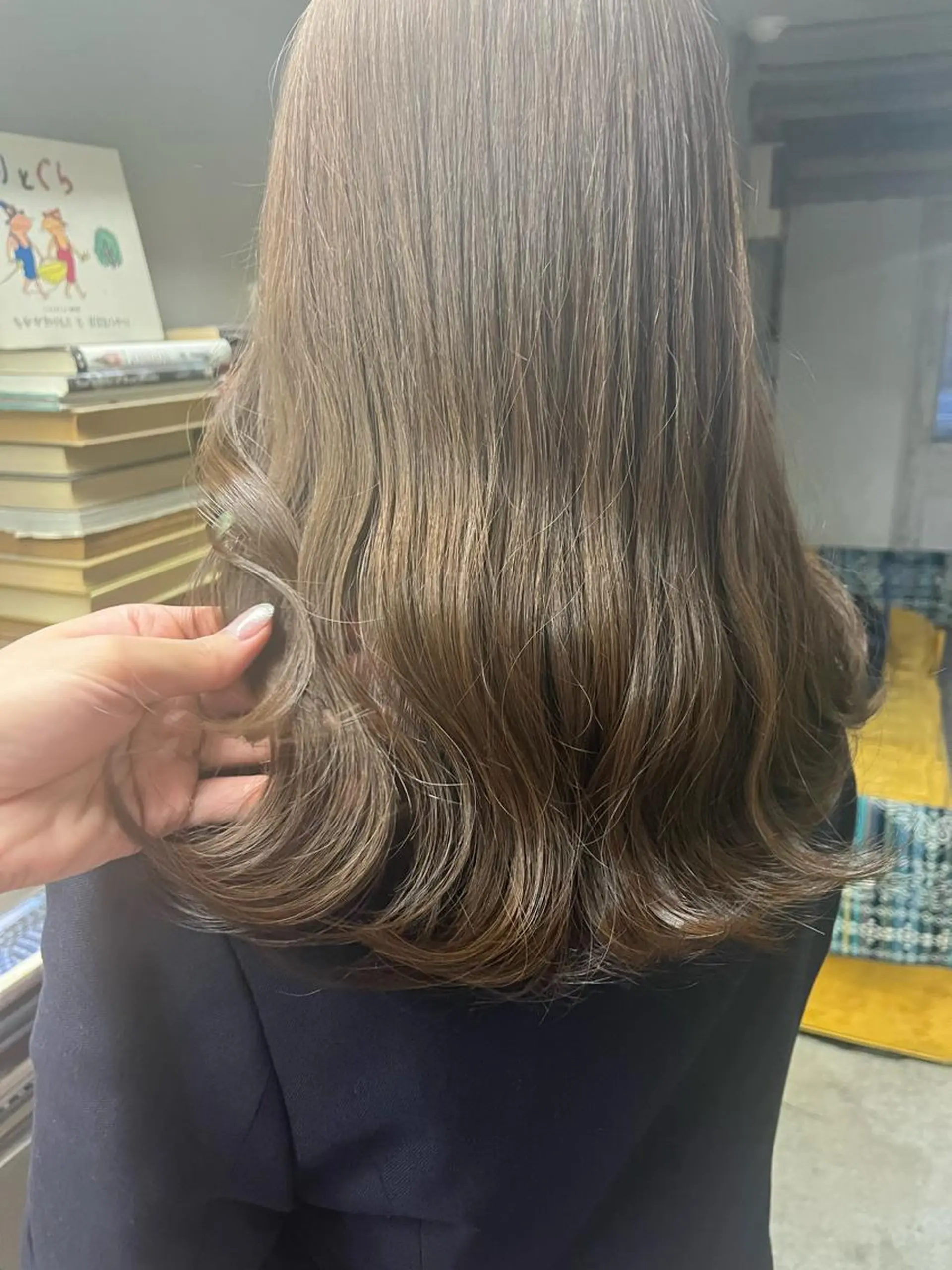 ミディアム カラー ヘアアレンジ ベージュカラー ブリーチ グレージュ ミルクティーベージュ ブリーチなしカラー カット ヘアカラー トリートメント レイヤー/グレージュ 🤍奥開梨恵のヘアスタイル