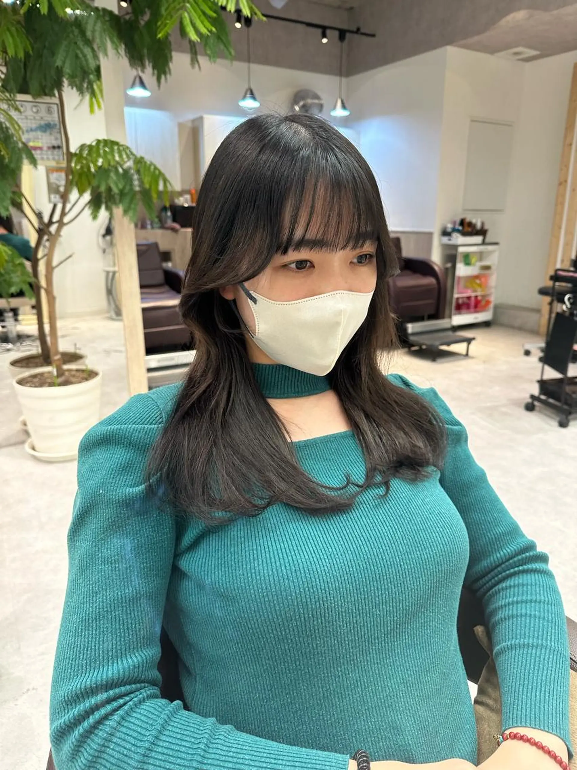 ミディアム カット レイヤー/顔まわり カット/地毛風カラーのヘアスタイル